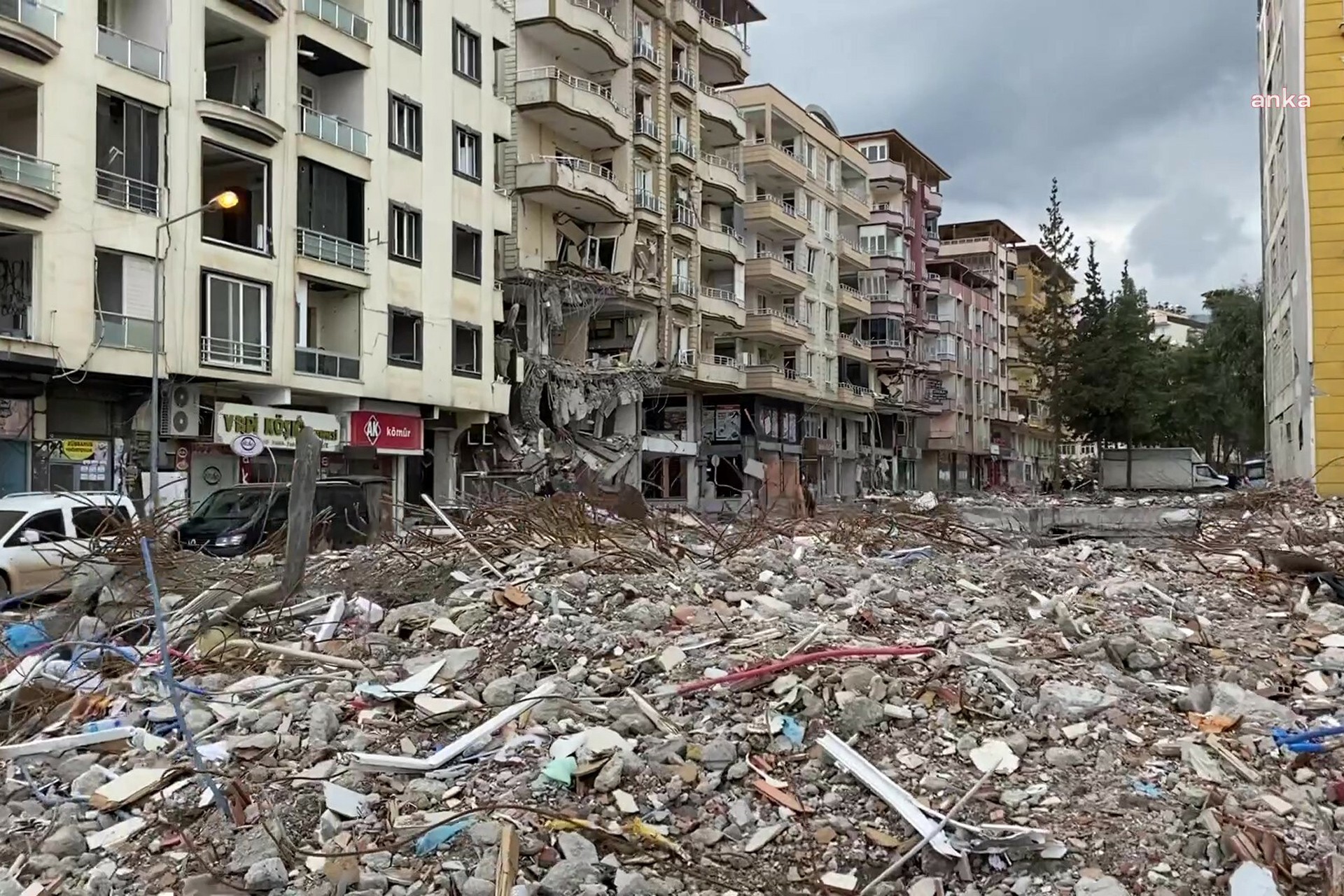 Hatay depreminde yıkılan bina 