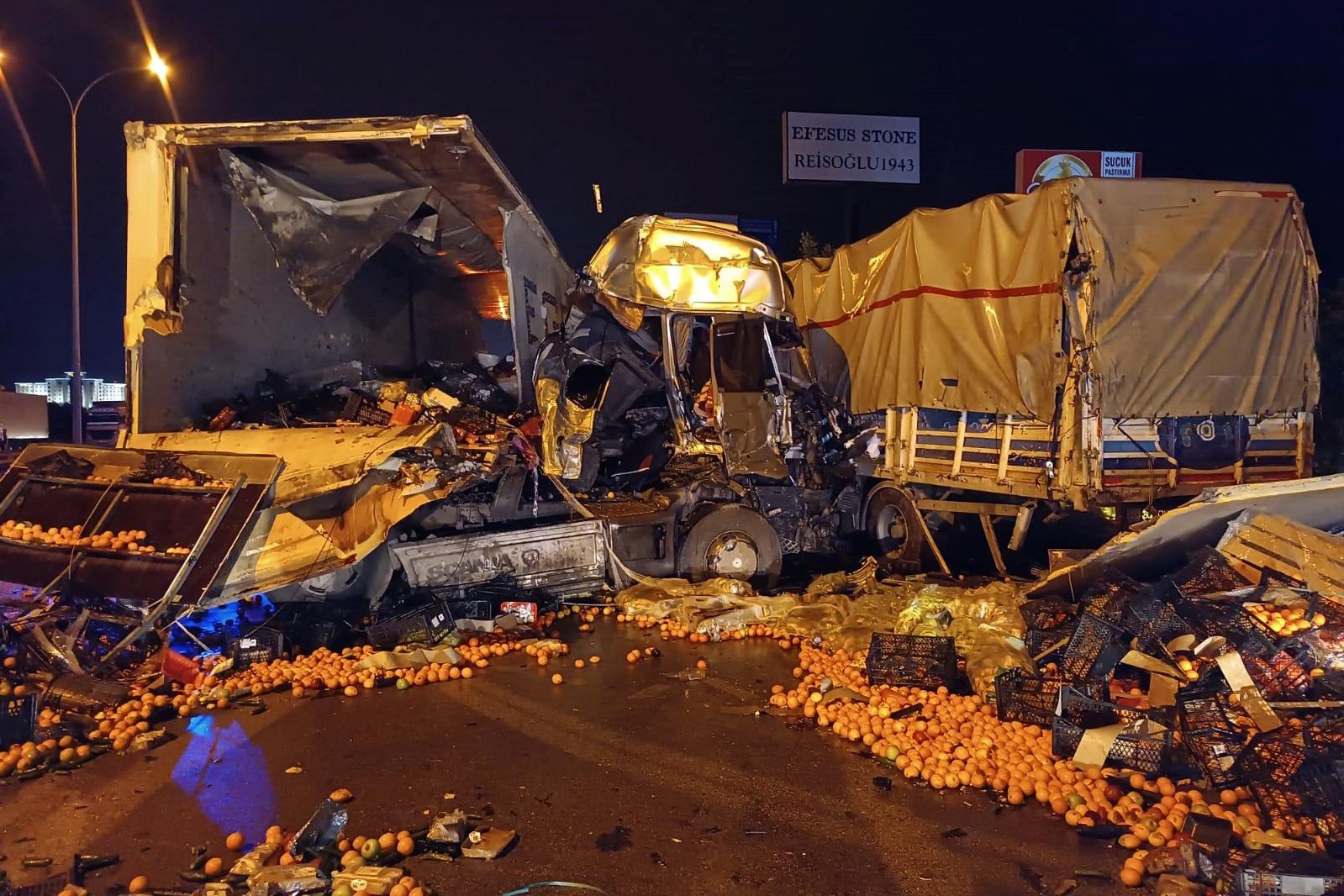 Afyon'da yolcu otobüsü ile tırın çarpıştığı kaza