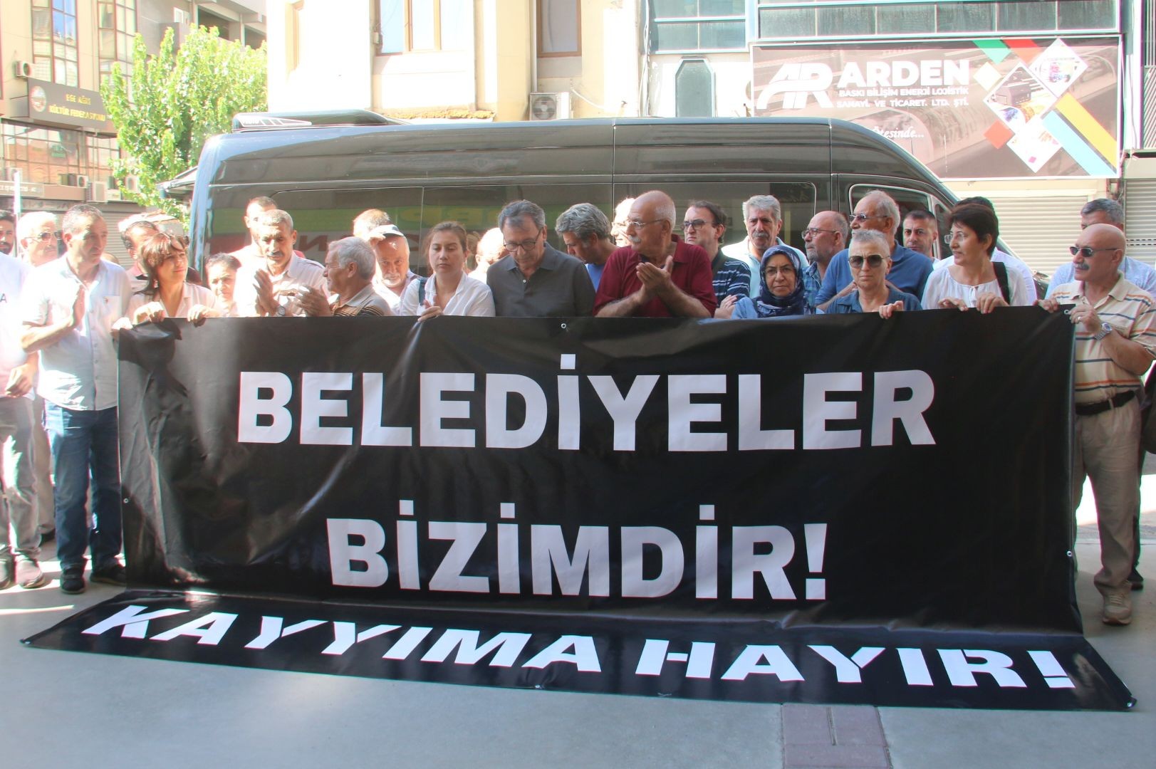 İzmir'de yürüyüşe katılanlar
