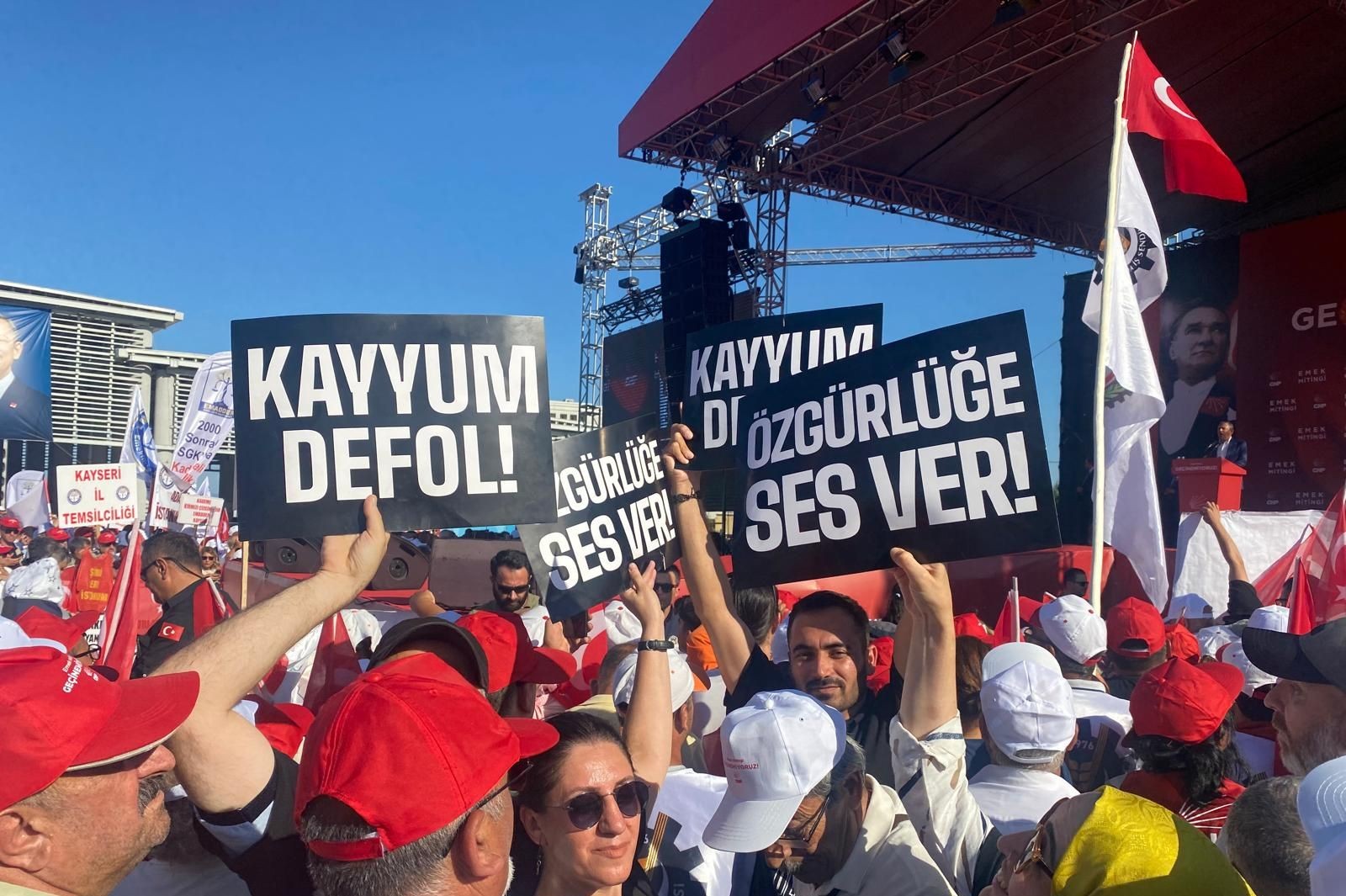 Kayyum defol yazılı dövizler