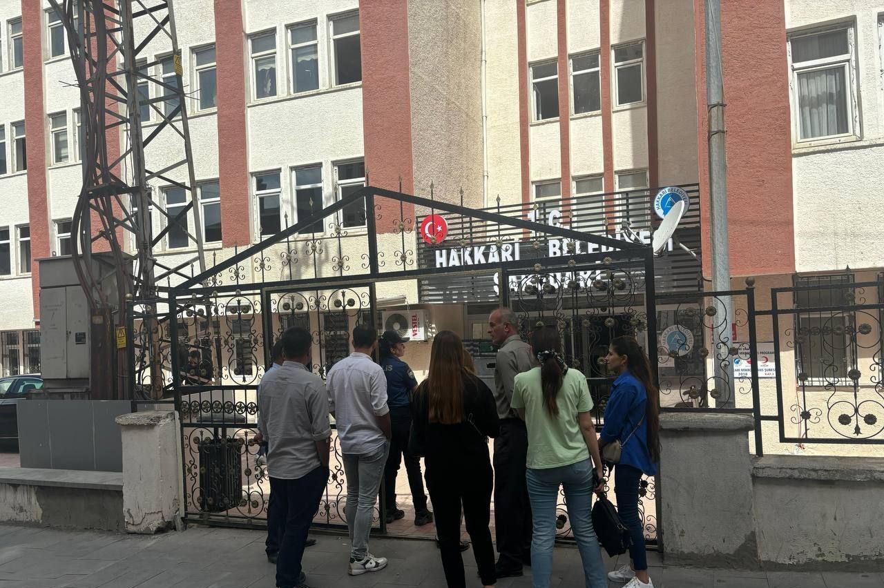 Hakkari Belediyesi önünde polis engeli