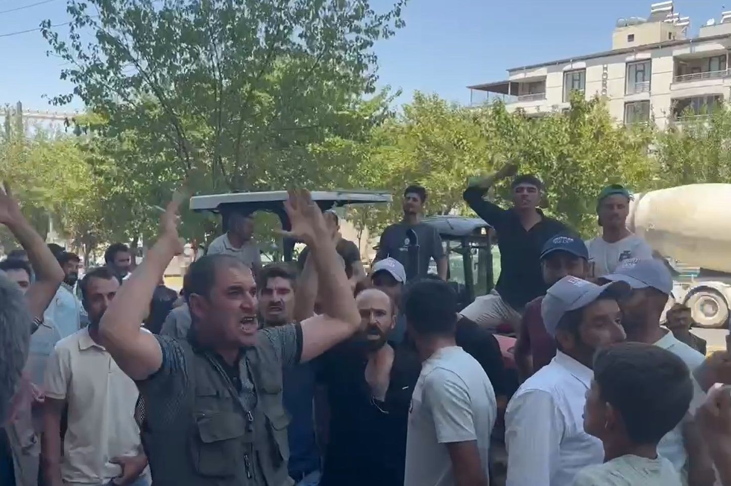 çiftçiler DEDAŞ'ı protesto etti