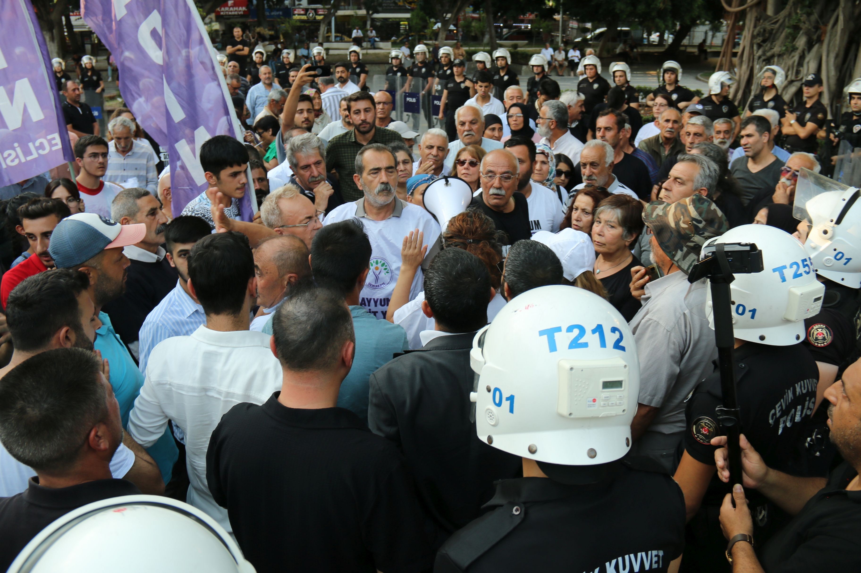 Adana'da polis engeli