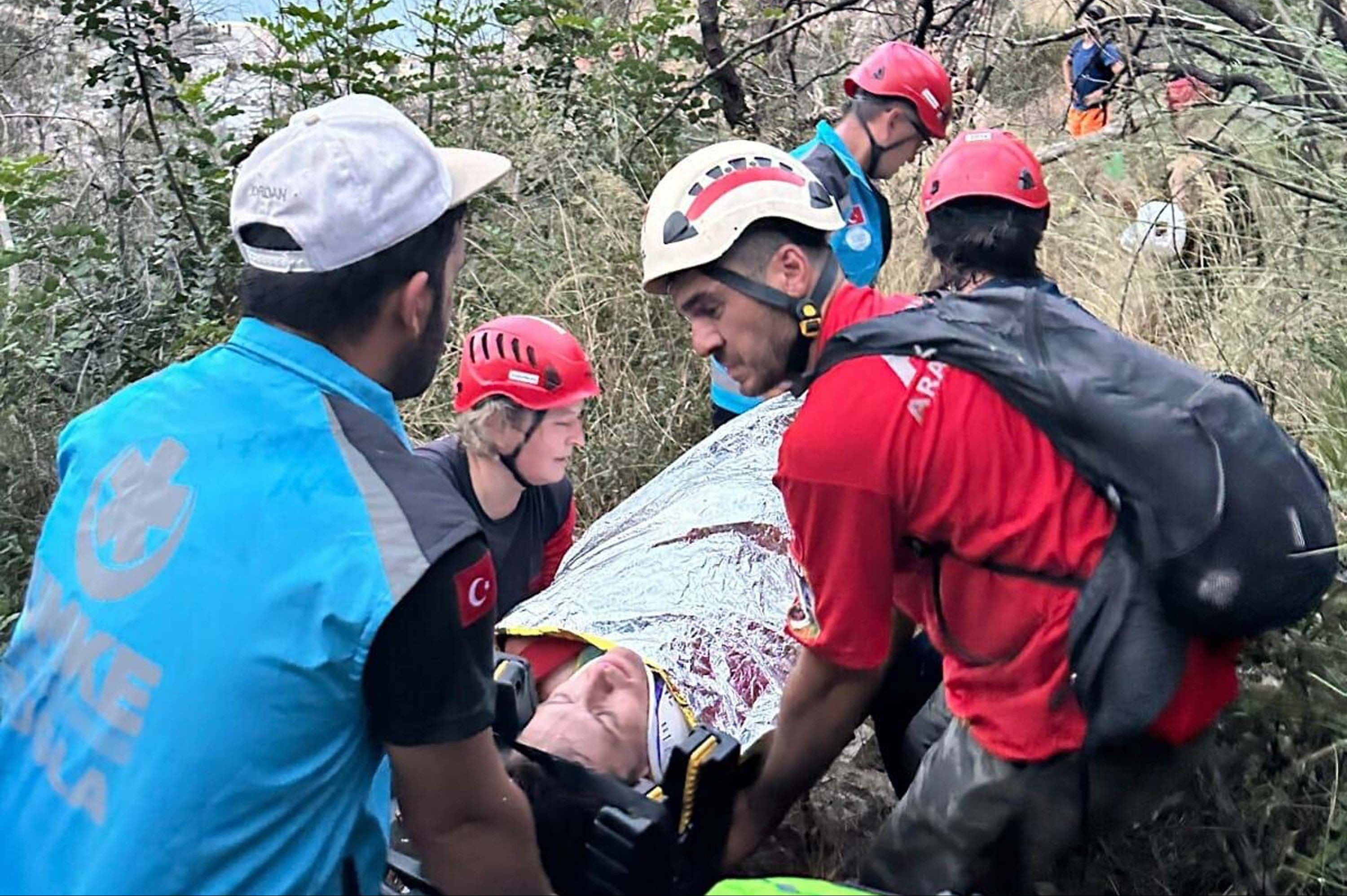 Ormanda mahsur kalan turistler kurtarıldı