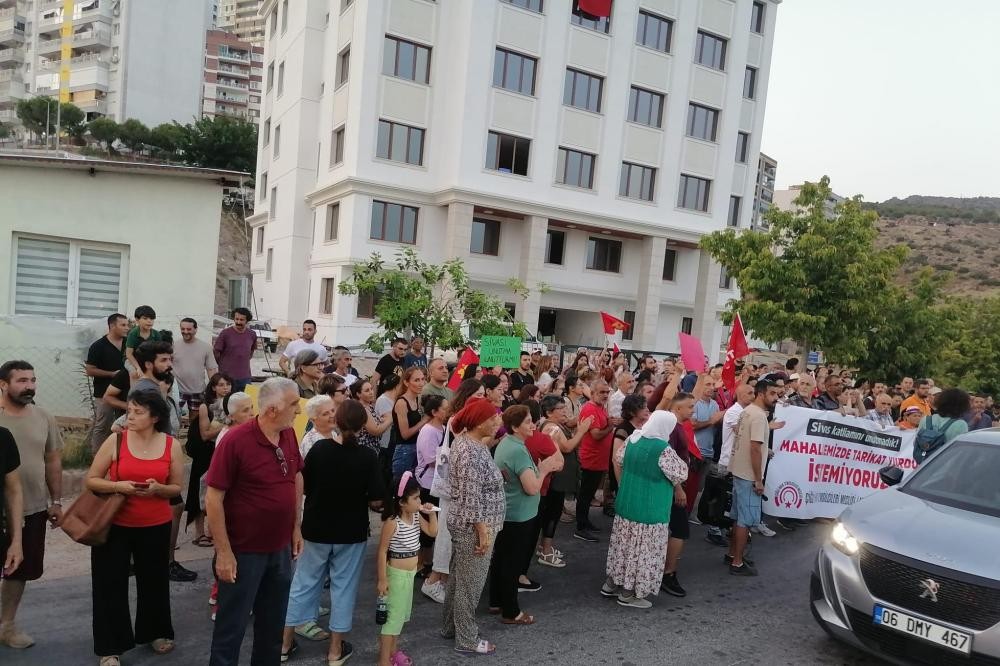 Çiğli halkı tarikat yurduna karşı yürüdü: Mahallemizde istemiyoruz