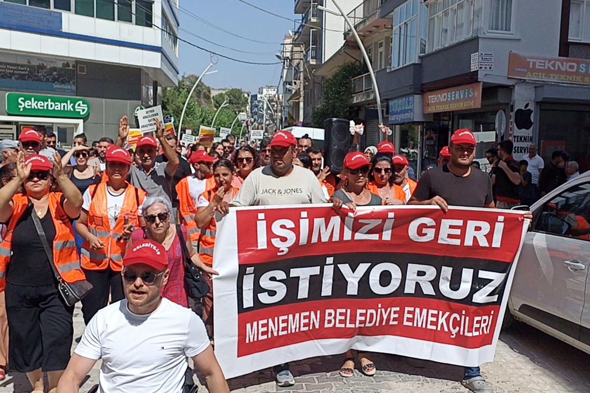 Menemen belediyesinde işten atılan işçiler yürüyüş düzenledi 