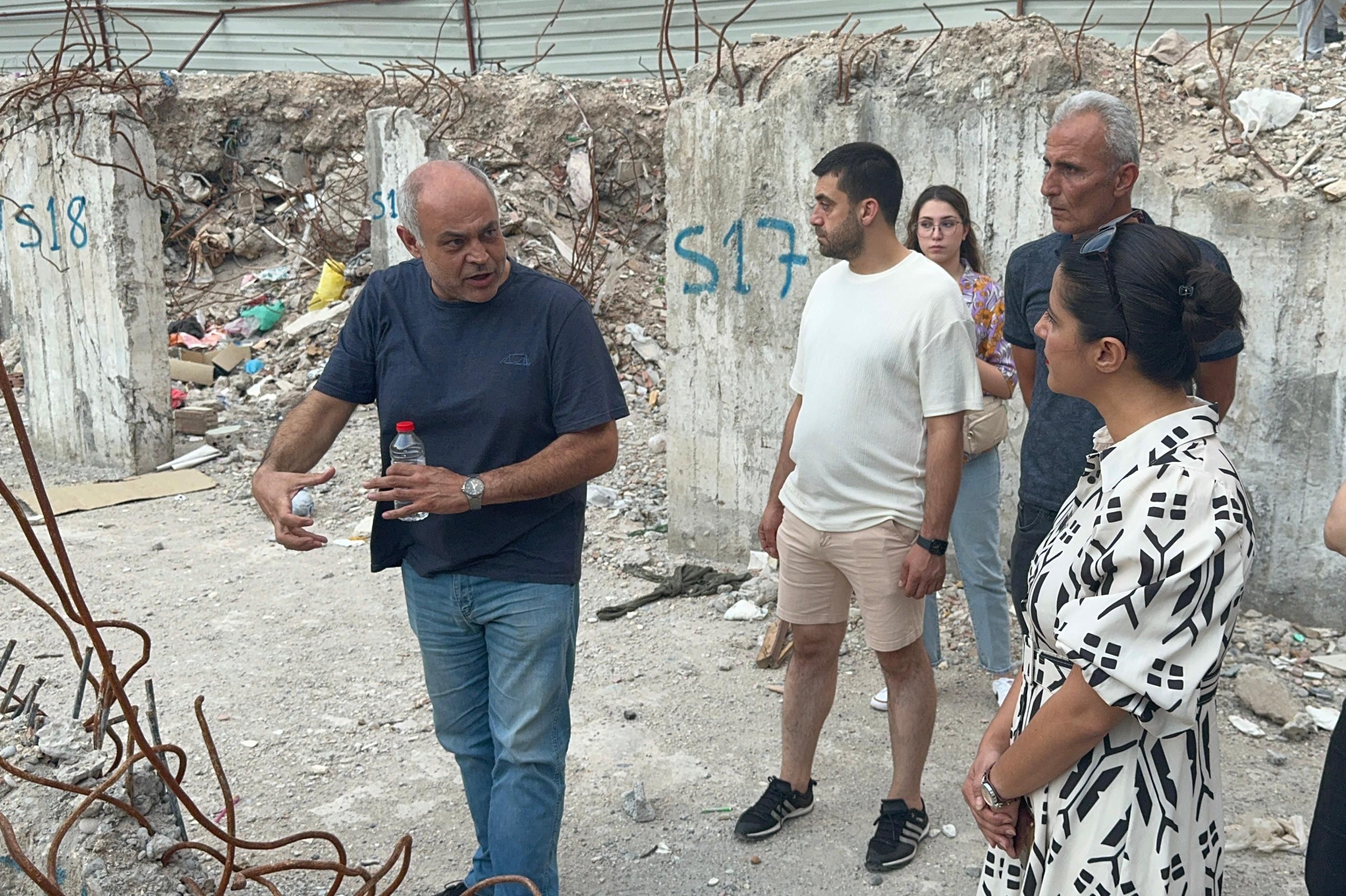 Deprem enkazındaki aileler