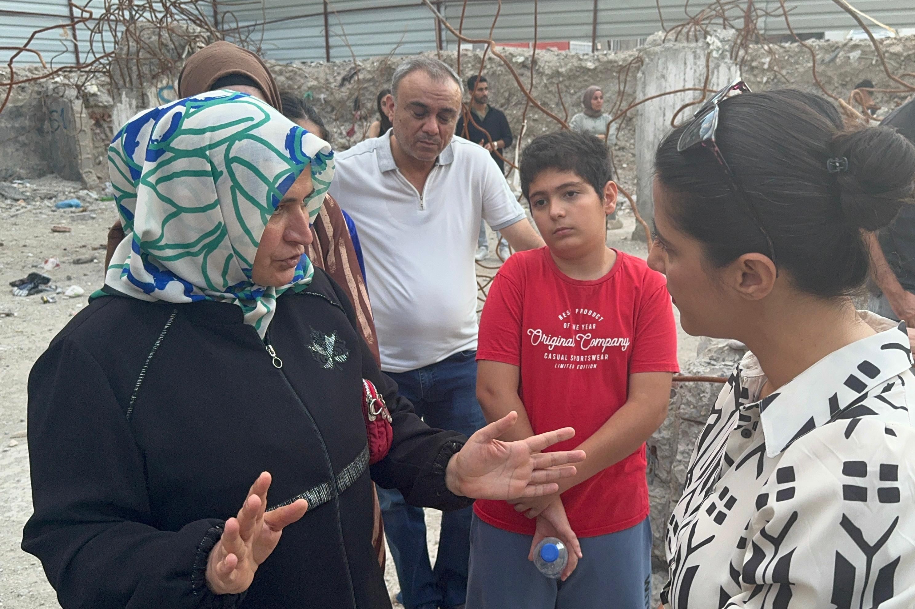 Deprem enkazındaki aileler Sevda Karaca ile görüştü