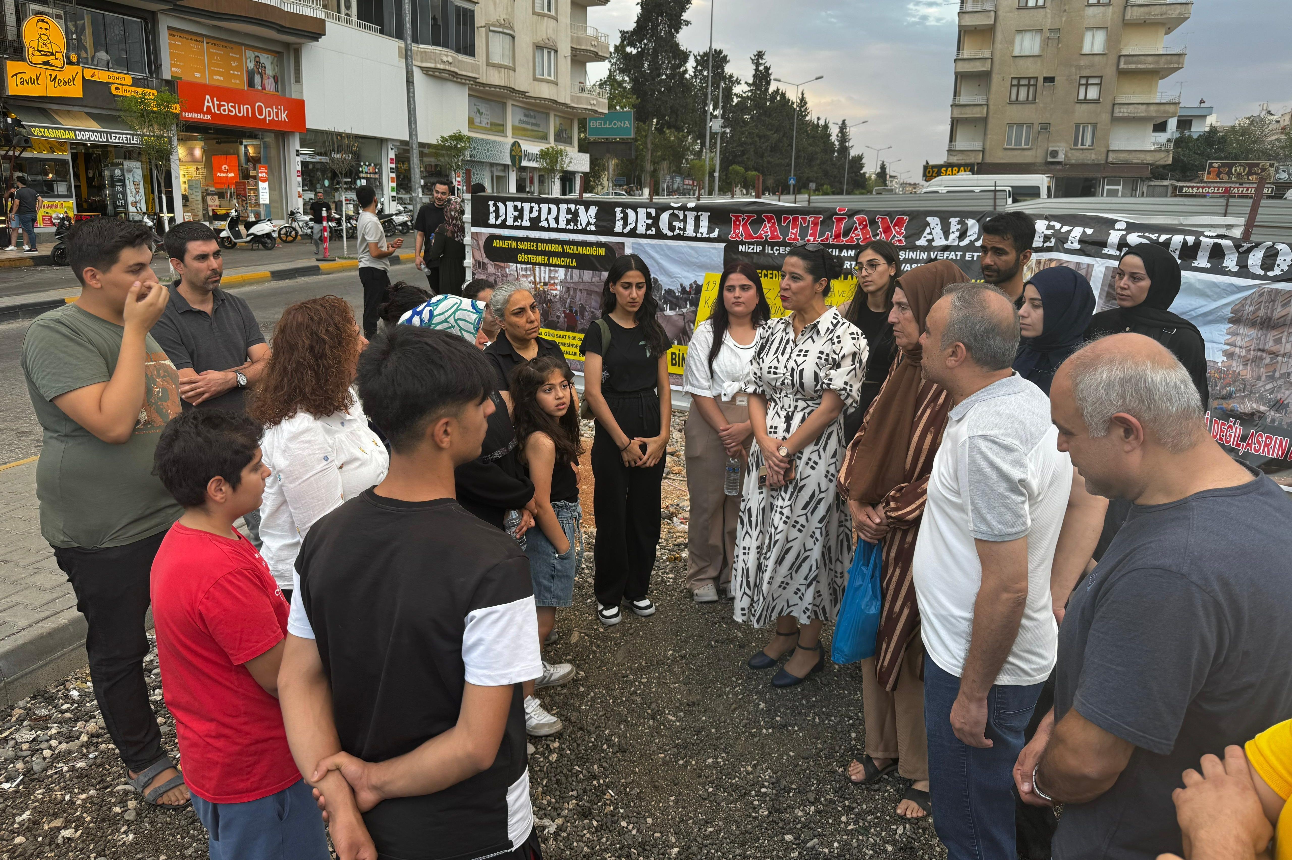 Deprem enkazındaki aileler Sevda Karaca ile görüştü