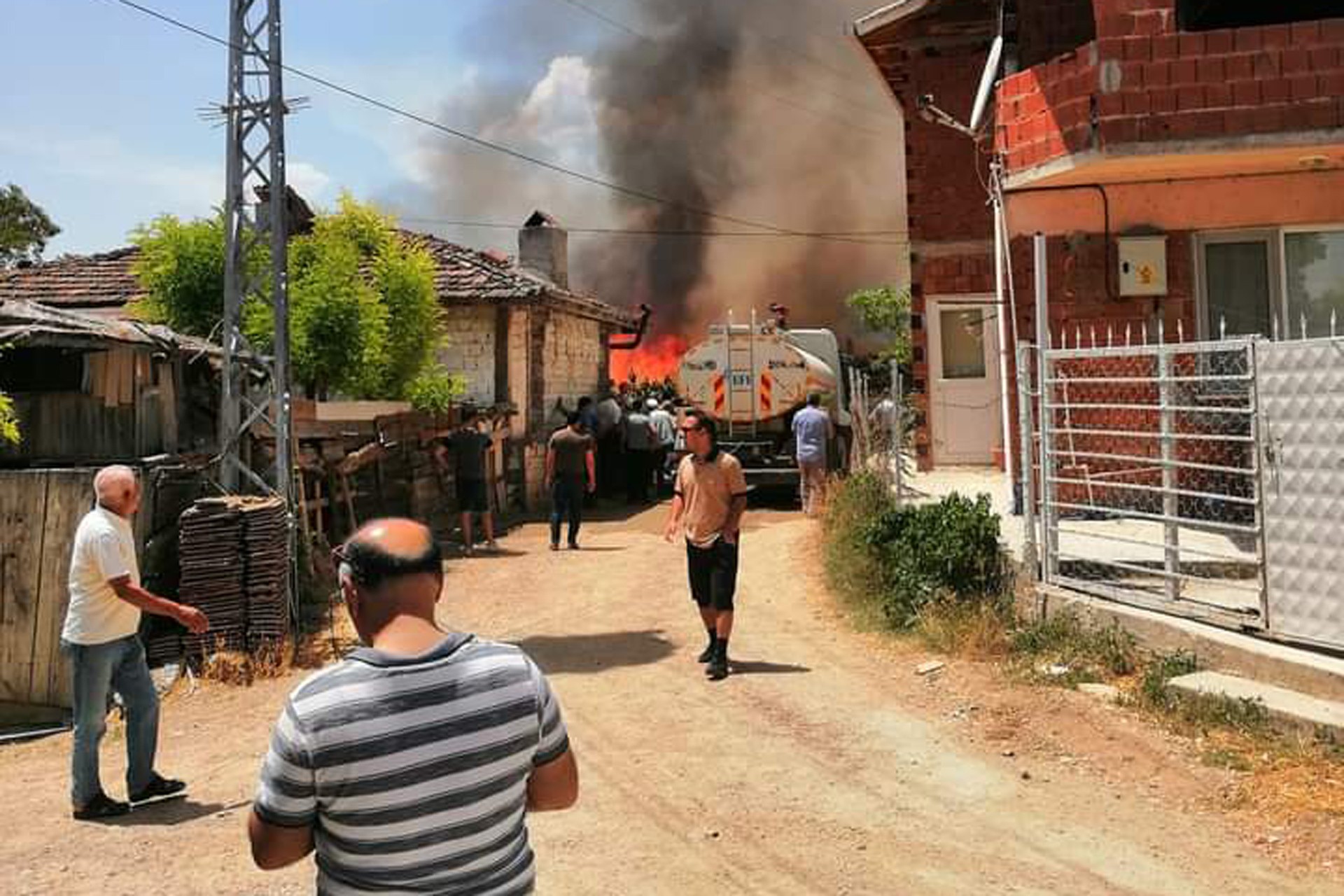 Sinop'ta ahşap evde yangın çıktı 