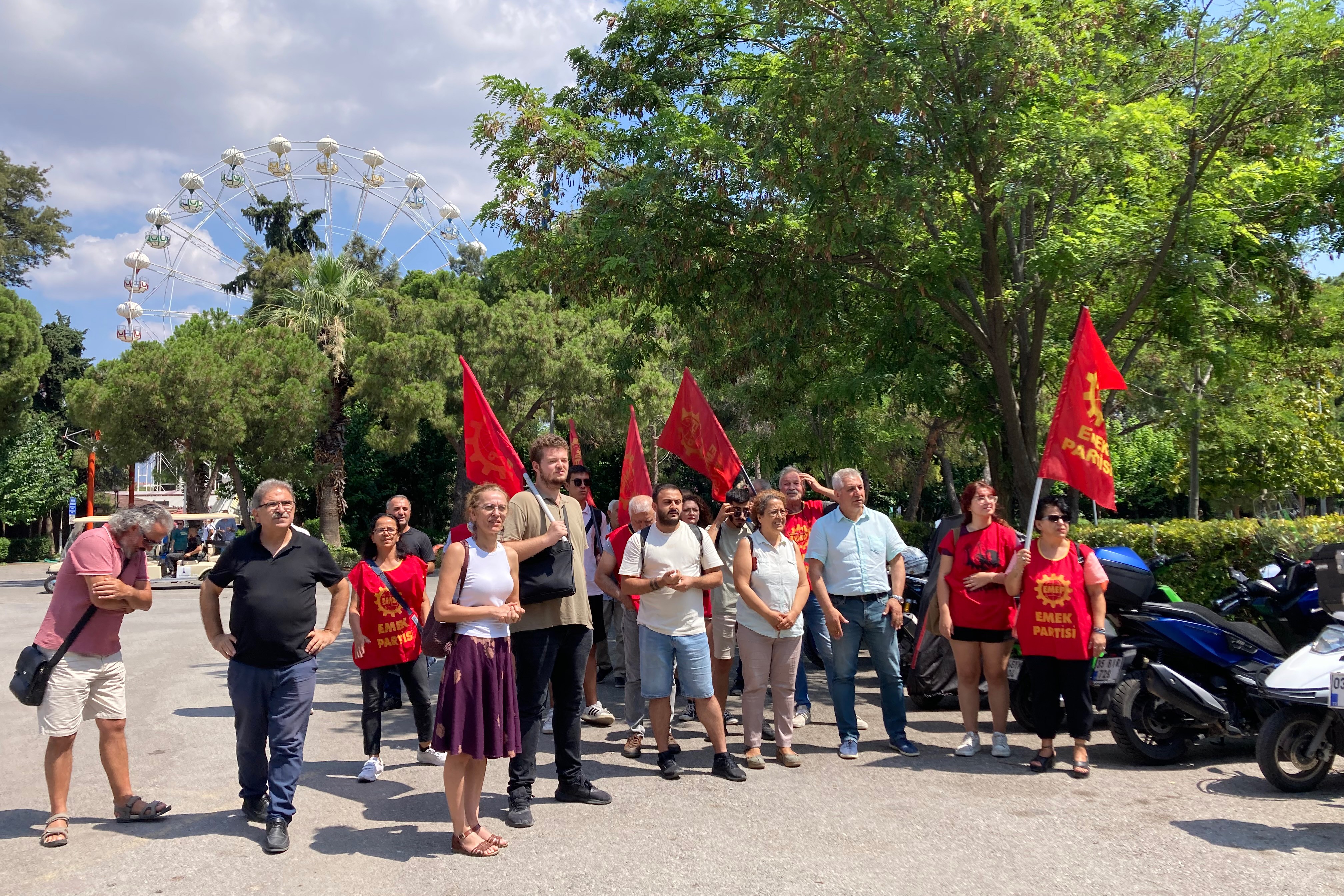 Emek Partisi Genel Başkanı Seyit aslan iş bırakan İzmir büyükşehir belediyesinde çalışan kamu emekçilerine destek verdi 