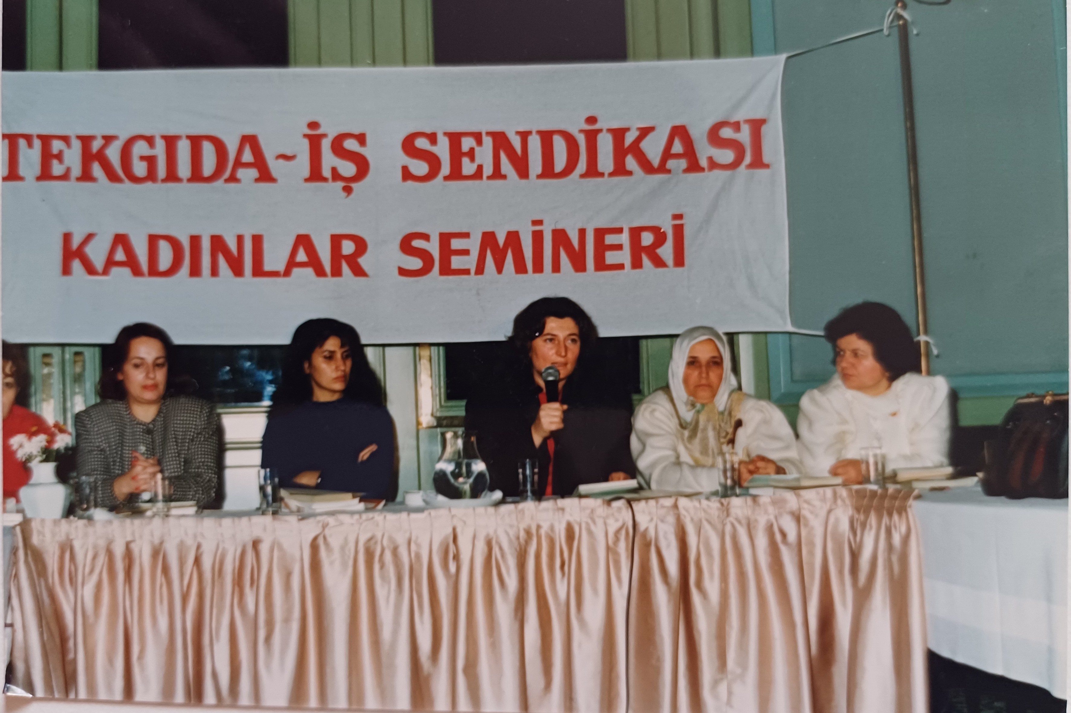 Hatice Görgü sendika başkanı olarak kadınlara seminer veriyor