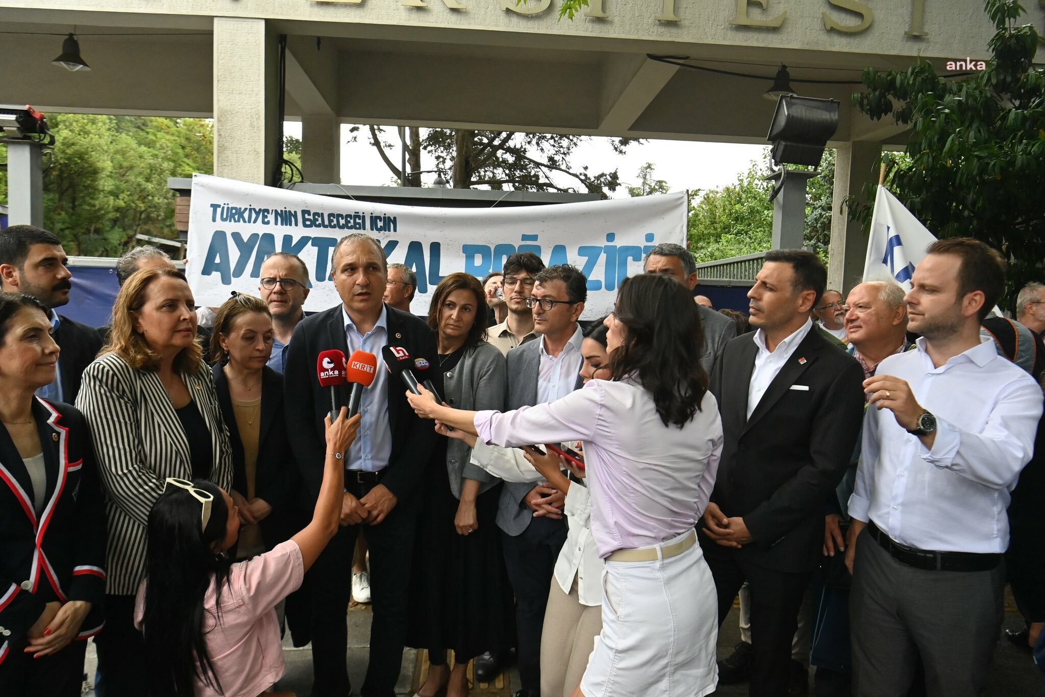 CHP Genel Başkan Yardımcısı Suat Özçağdaş basına açıklama yaparken.