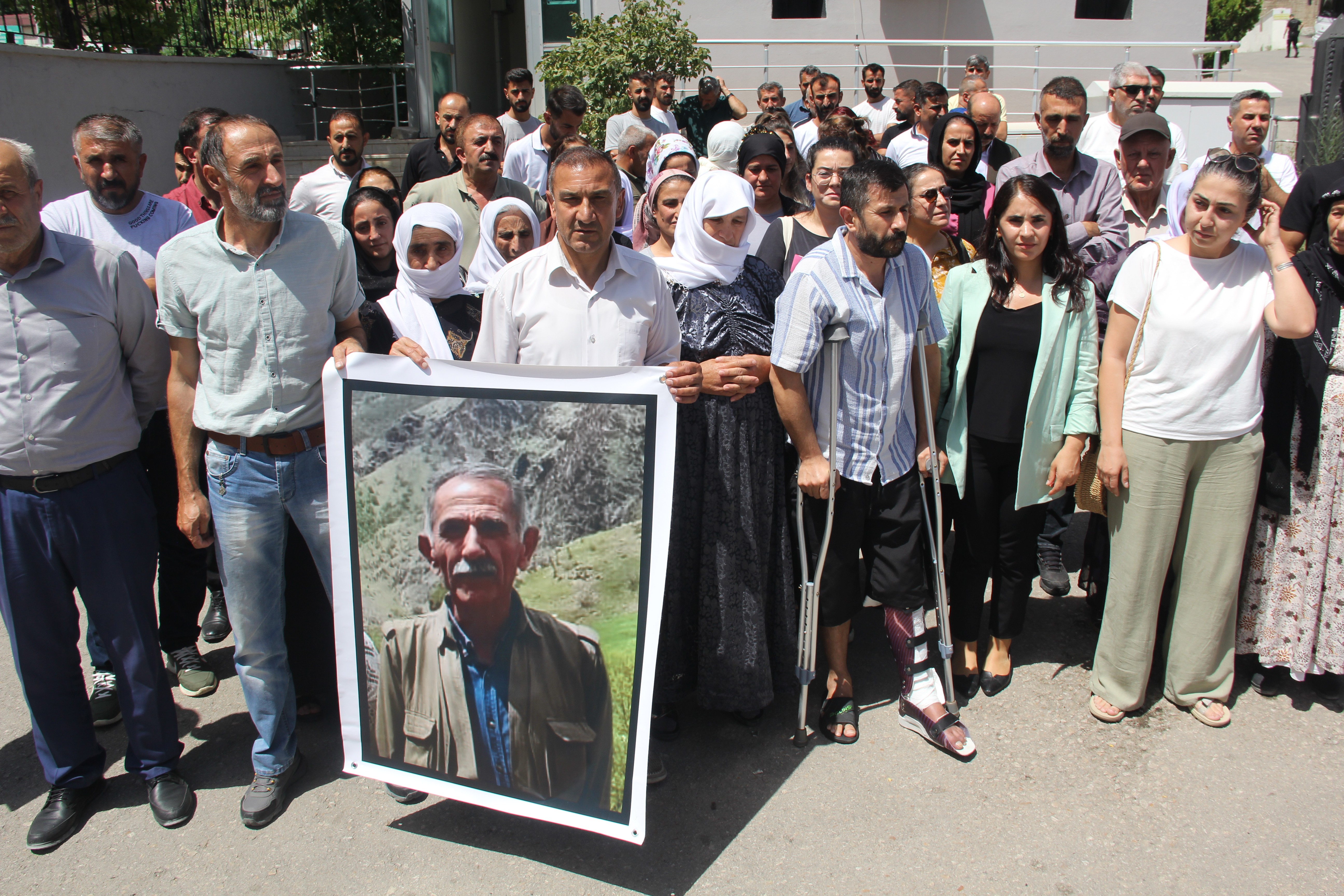 Şırnak adliyesi önünde Ahmet Gür'ün davası sonrası açıklama yapıldı