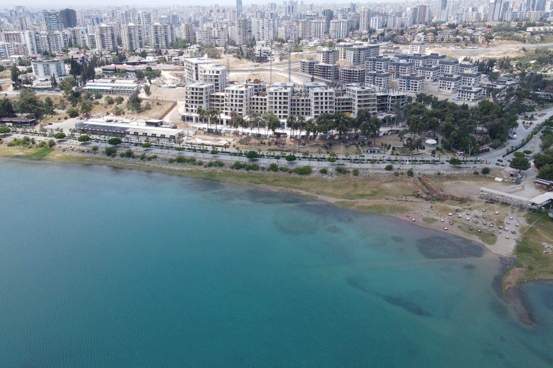 Adana’nın Çukurova İlçesi Göl Mahallesi Baraj Gölü’ne yapılan toki konutları 