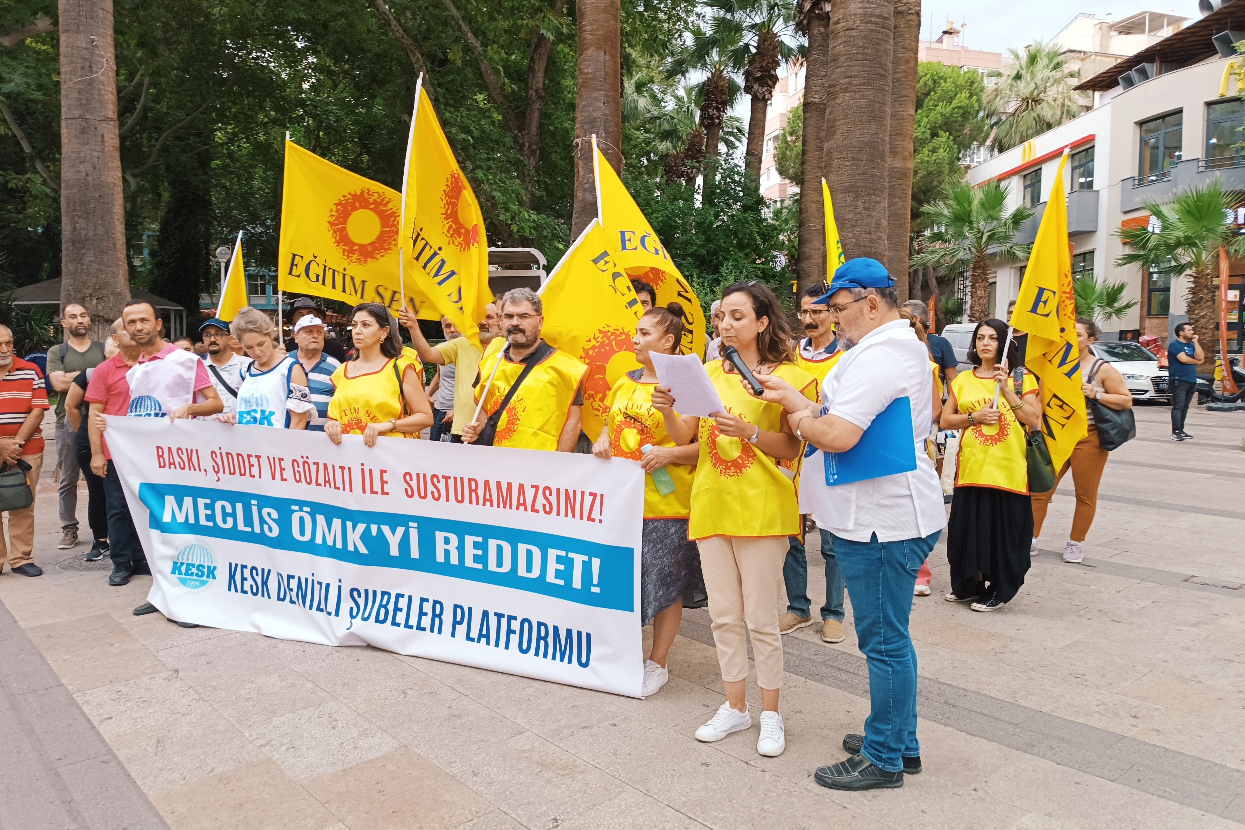 Eğitim Sen Denizli Şubesi ÖMK'yı protesto etti 