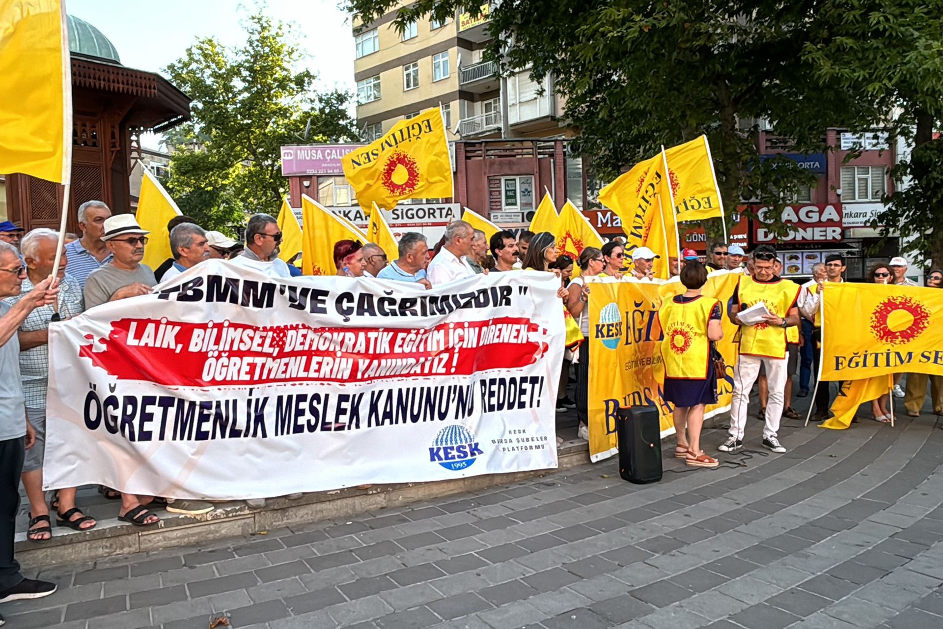 KESK Bursa Şubeler Platformu ÖMK'yı protesto etti 