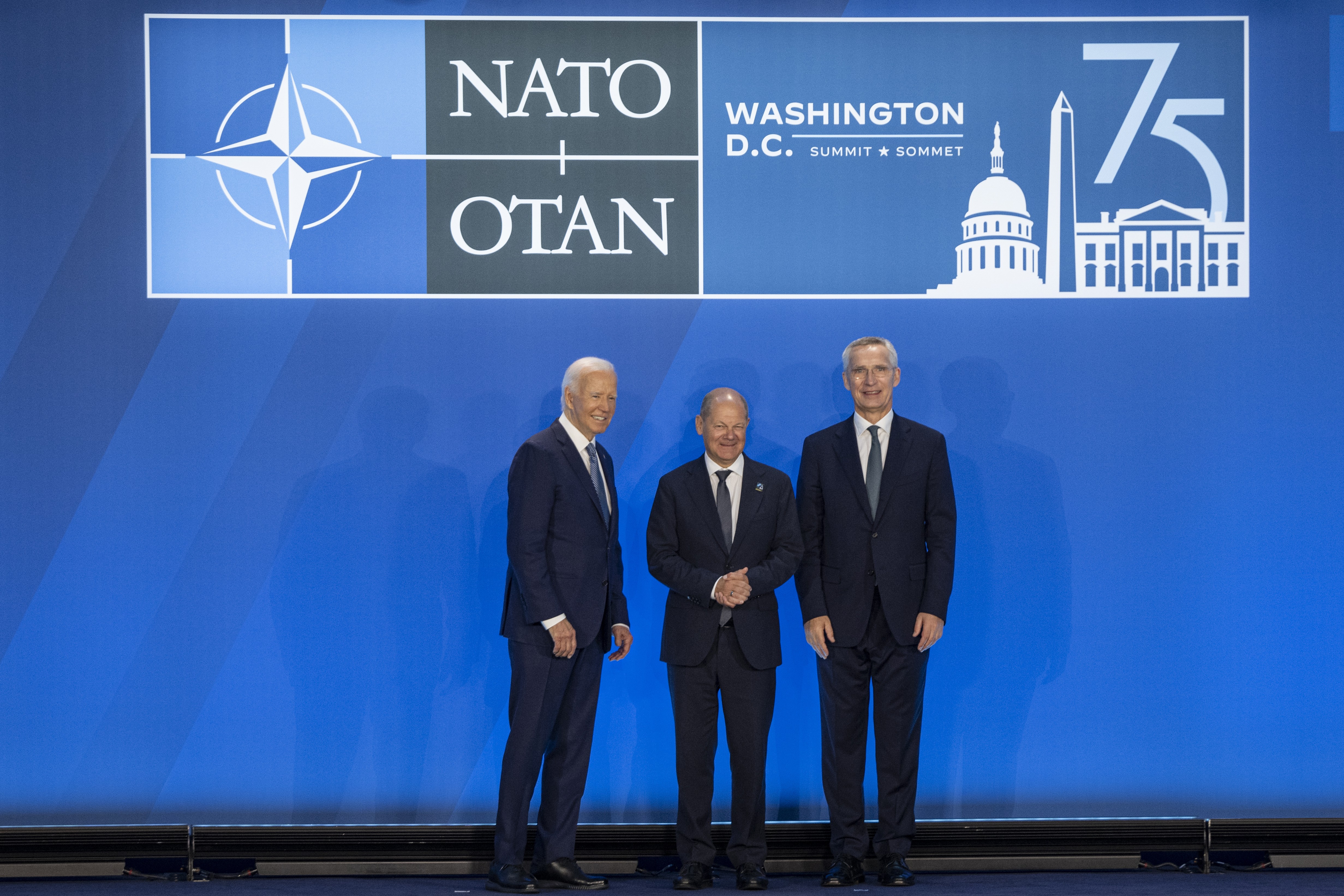 NATO zirvesinde bir arata gelen ABD Başkanı Joe Biden, Almanya Başbakanı Olaf Scholz, NATO Genel Sekreteri Jens Stoltenberg 