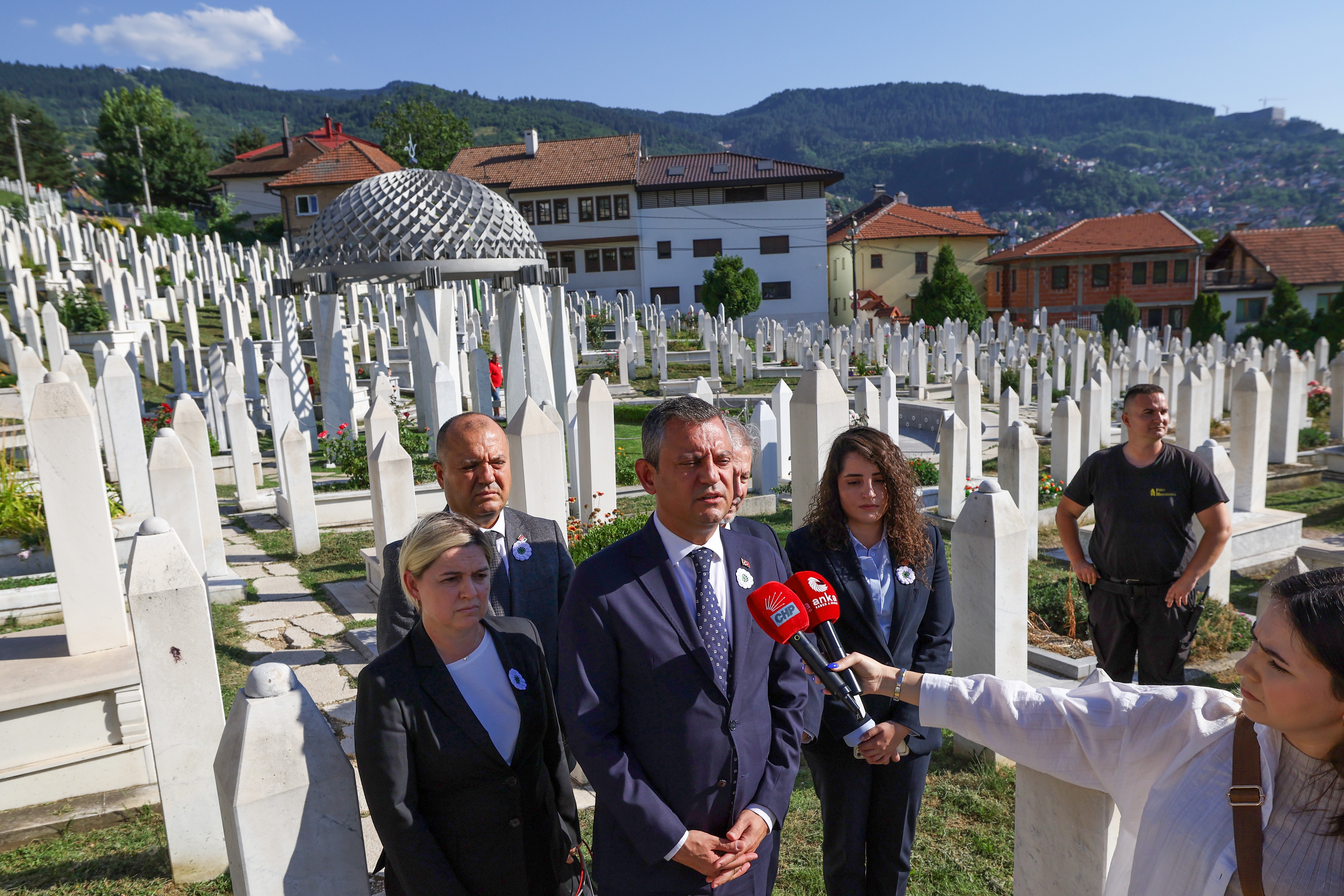 Özgür Özel, Srebrenitsa anmasına katıldı: Bu büyük acıyı unutmamak üzere buradayım - Evrensel