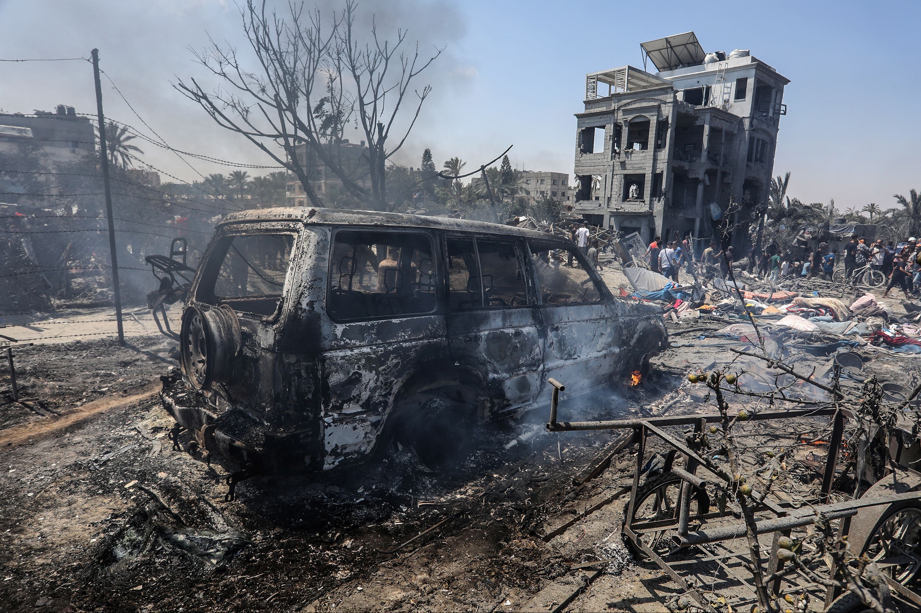 bombardıman sonrası kalabalık, yıkılan yerler