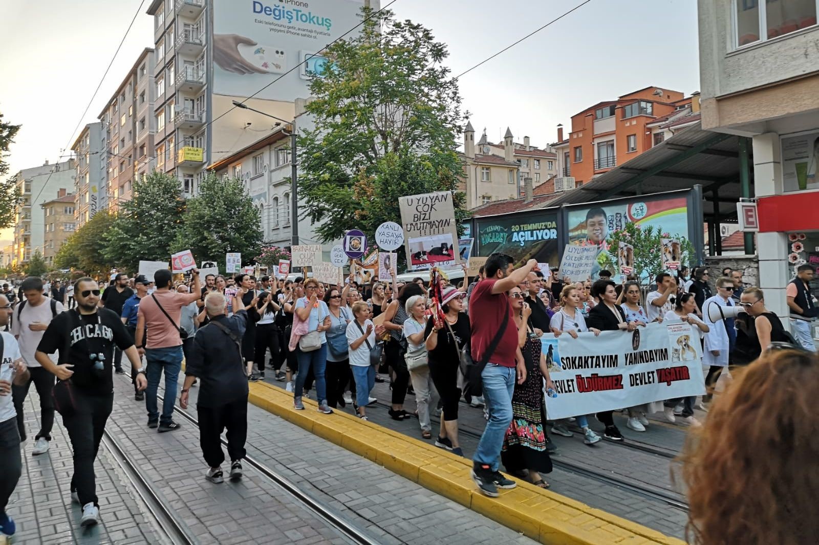 yürüyüş yapan kalabalık