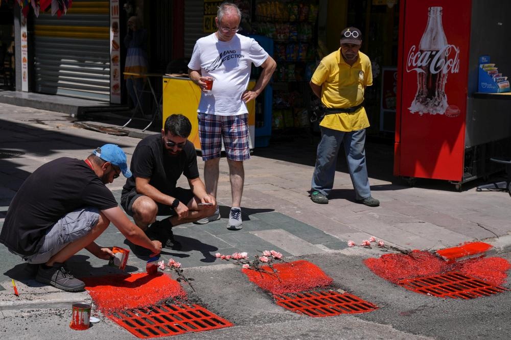 İzmir’de 2 kişinin akıma kapılıp öldüğü sokaktaki mazgallar kırmızıya boyandı