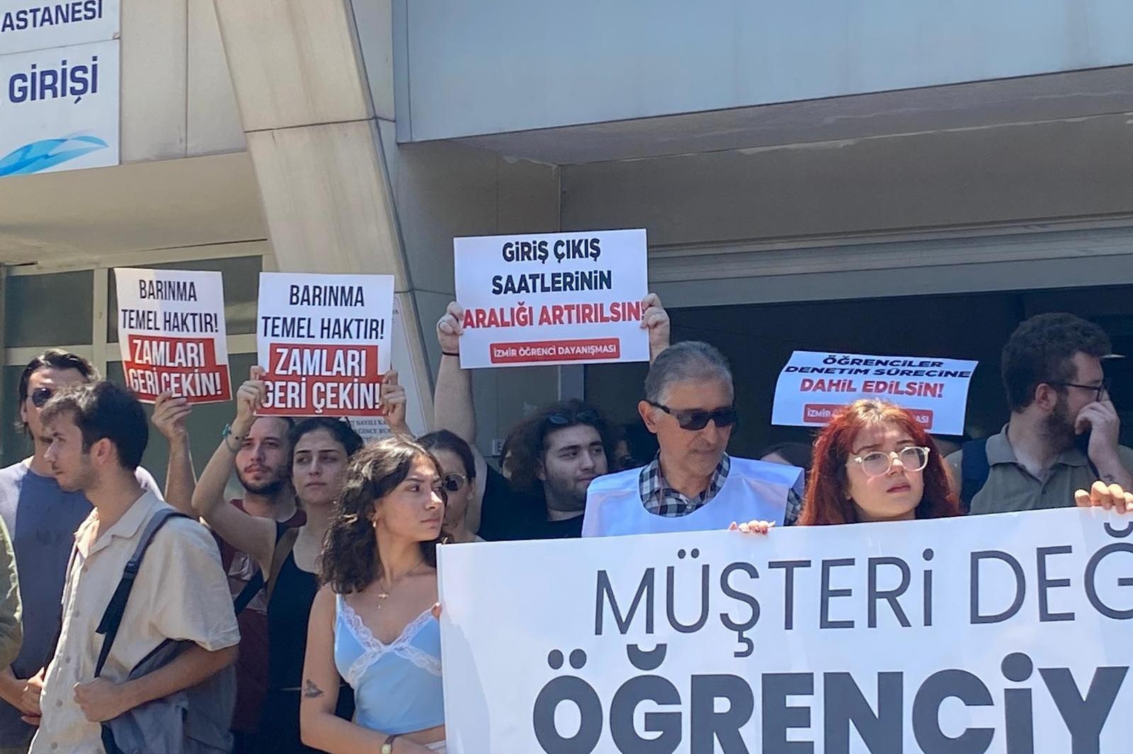 Ege Üniversitesi öğrencileri yurt ücretleri protestosu