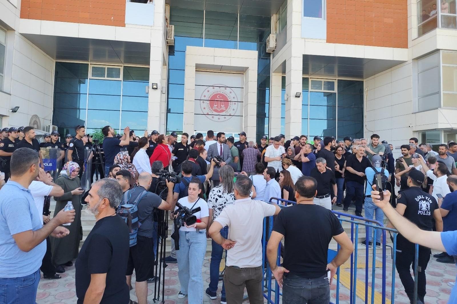 Furkan Apartmanı davası sonrası aileler adliye önünde protesto etti