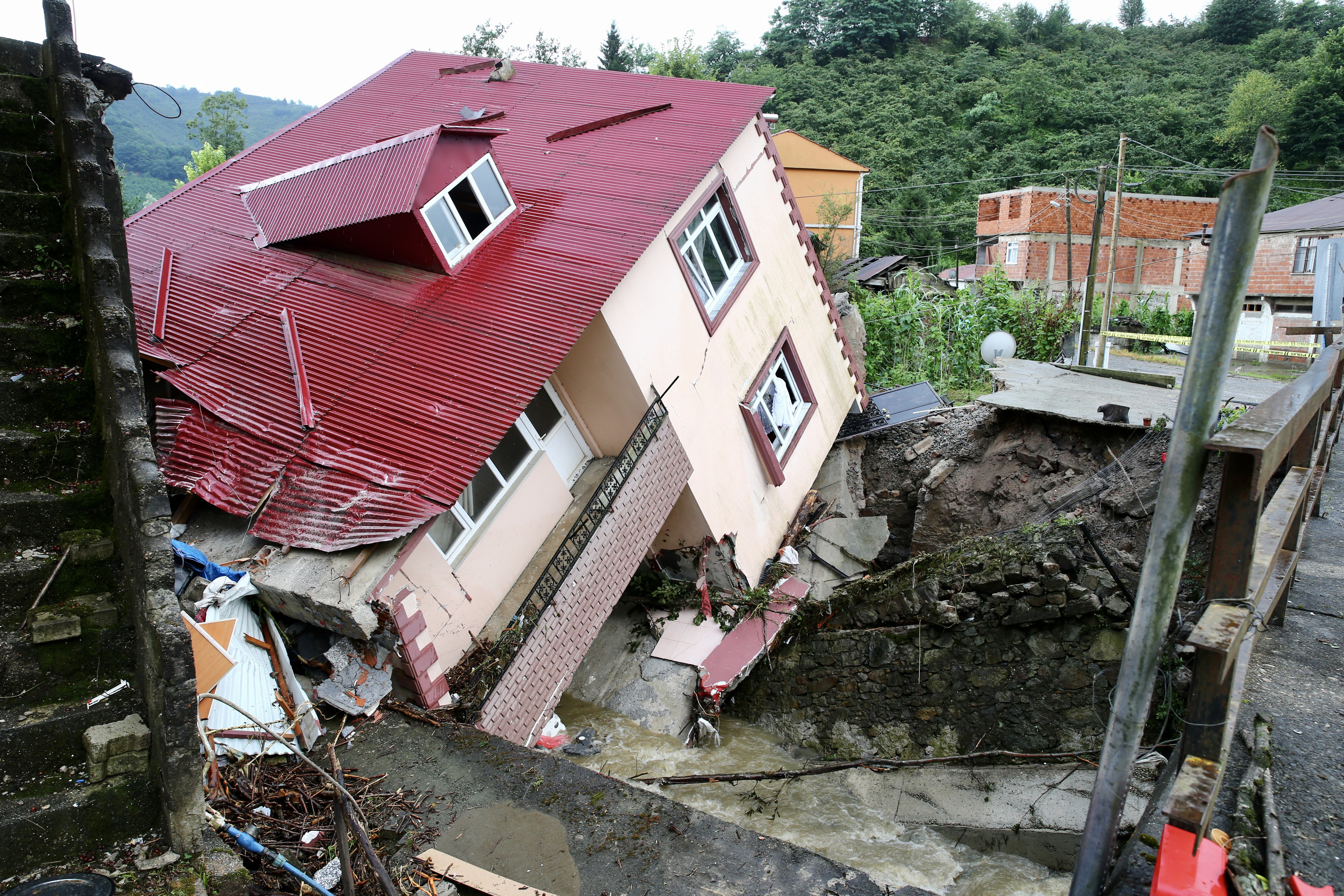 Giresun'da sağanak yağış nedeniyle sel ve heyelan yaşandı