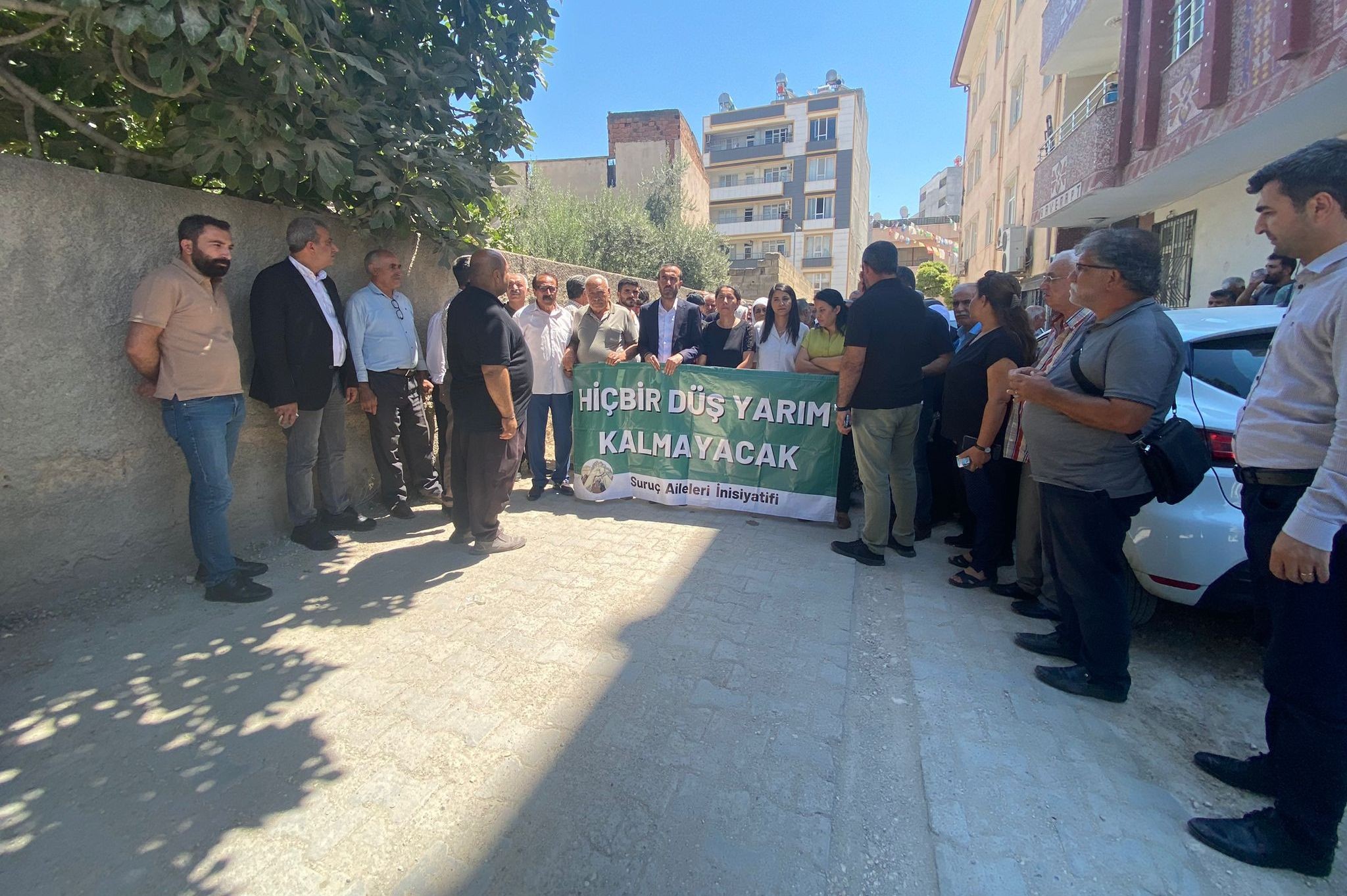 pankart arkasında toplanan kalabalık