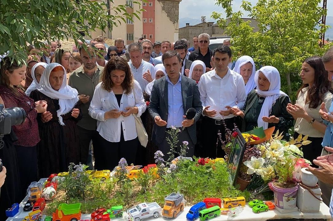 Suruç'ta katledilenler mezarları başında anıldı