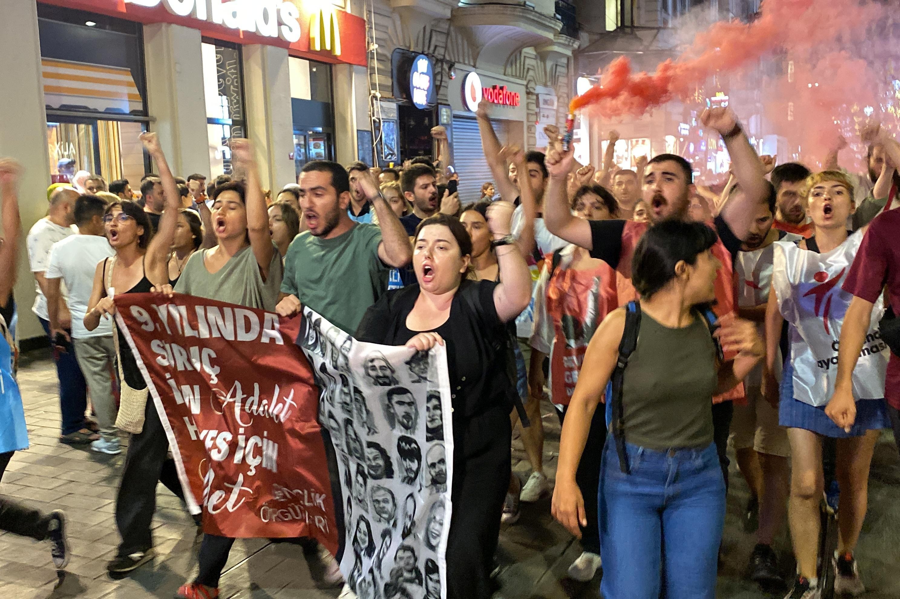 Taksim'e yürüyen gençler gözaltına alındı