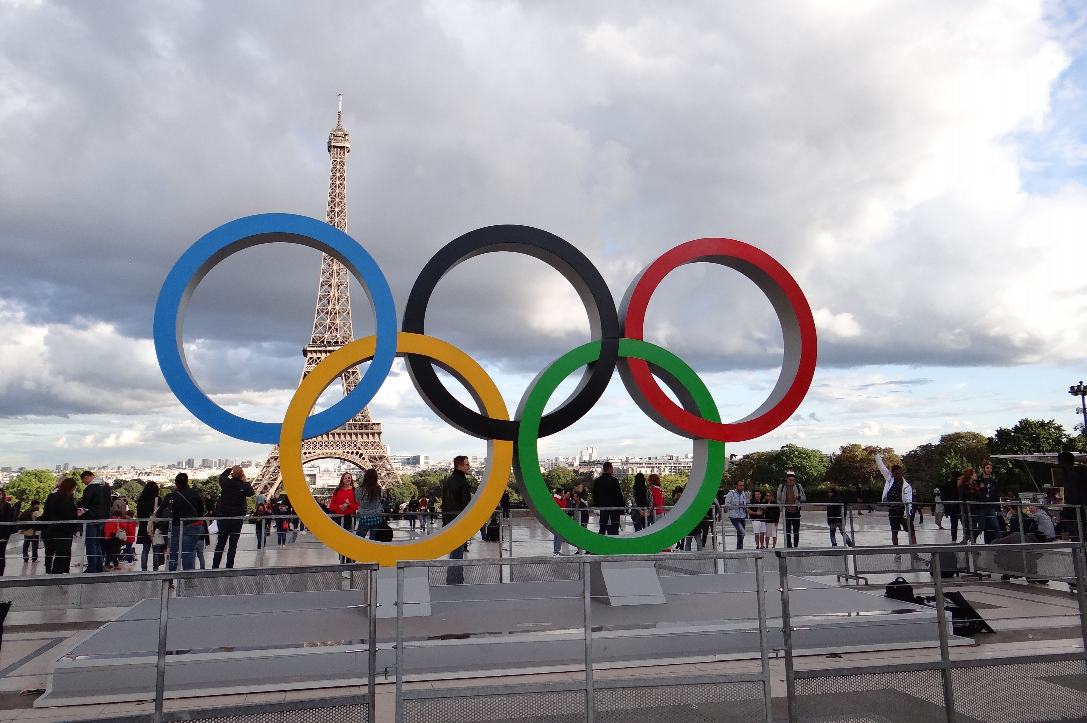 Olimpiyat halkaları arka planında Eyfel Kulesi