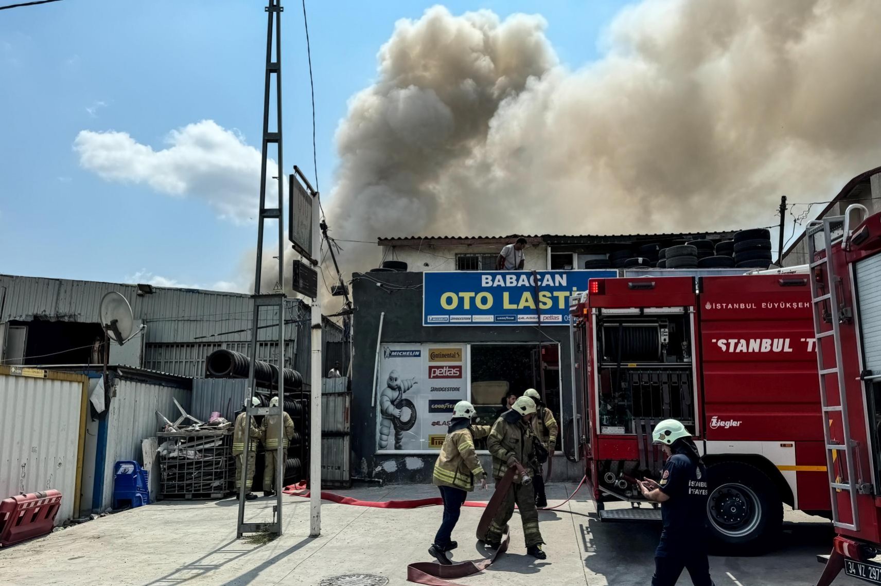 Avcılar'da hurdalık alanda yangın