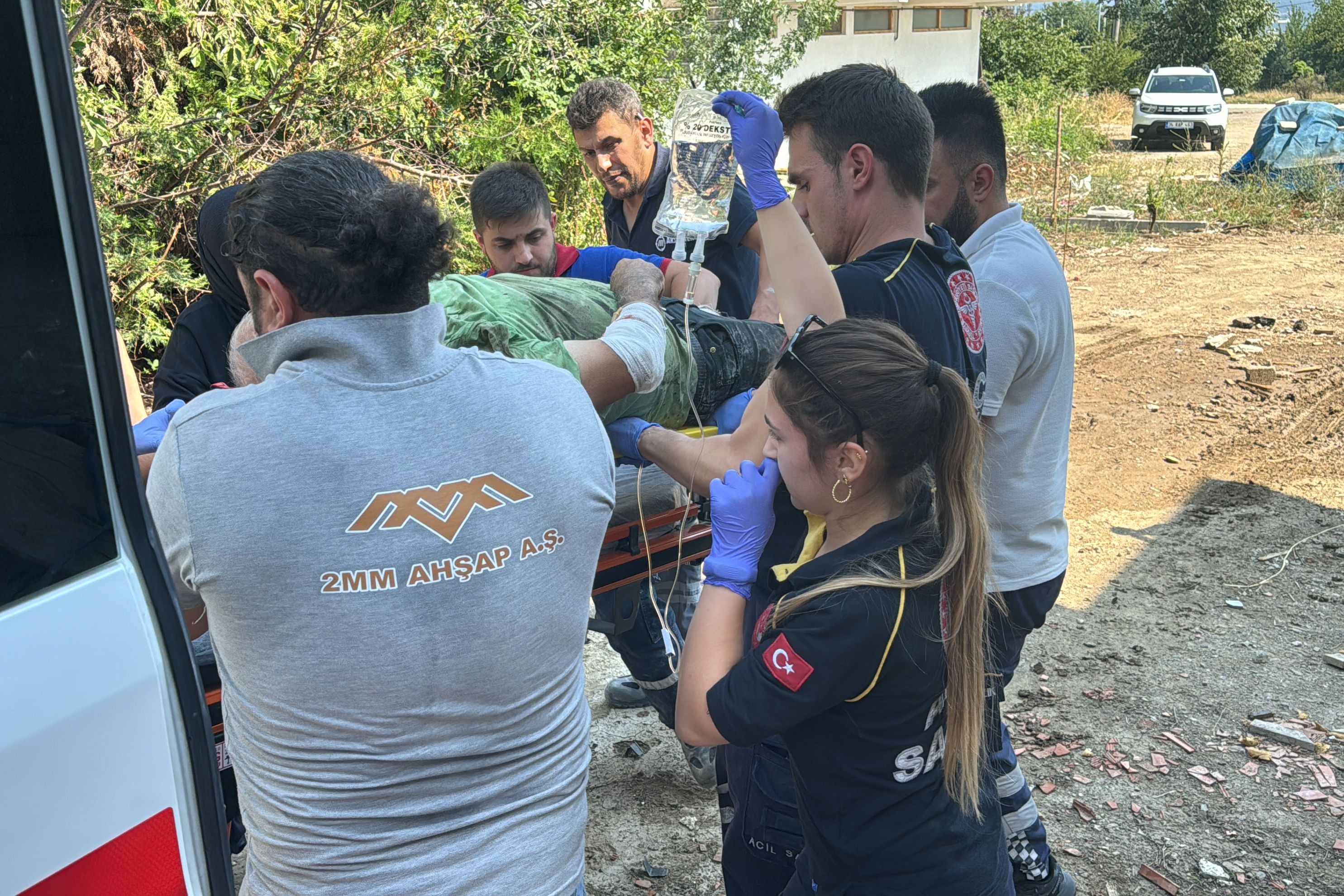 Yaralanan işçi ambulansa kaldırılıyor.