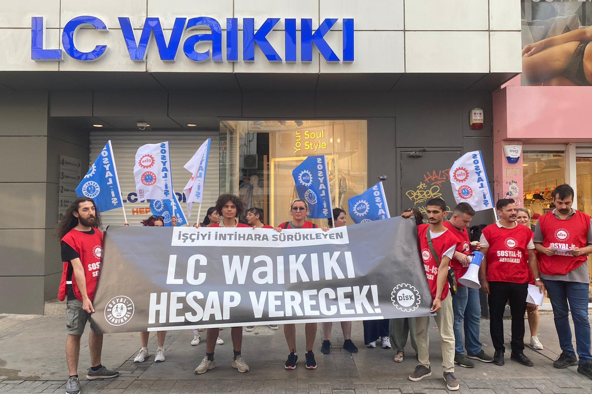 Sosyal İş sendikası İzmir'de LC Waikiki mağazası önünde açıklama yaptı