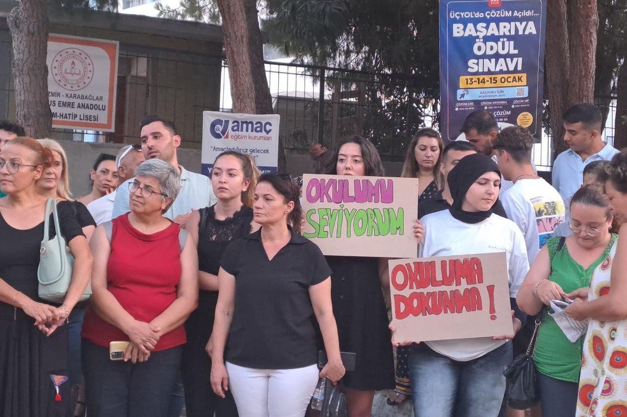 İzmir Karabağlar Vali Nevzat Ayaz Anadolu Lisesi öğrencileri ve velilerinin açıklaması