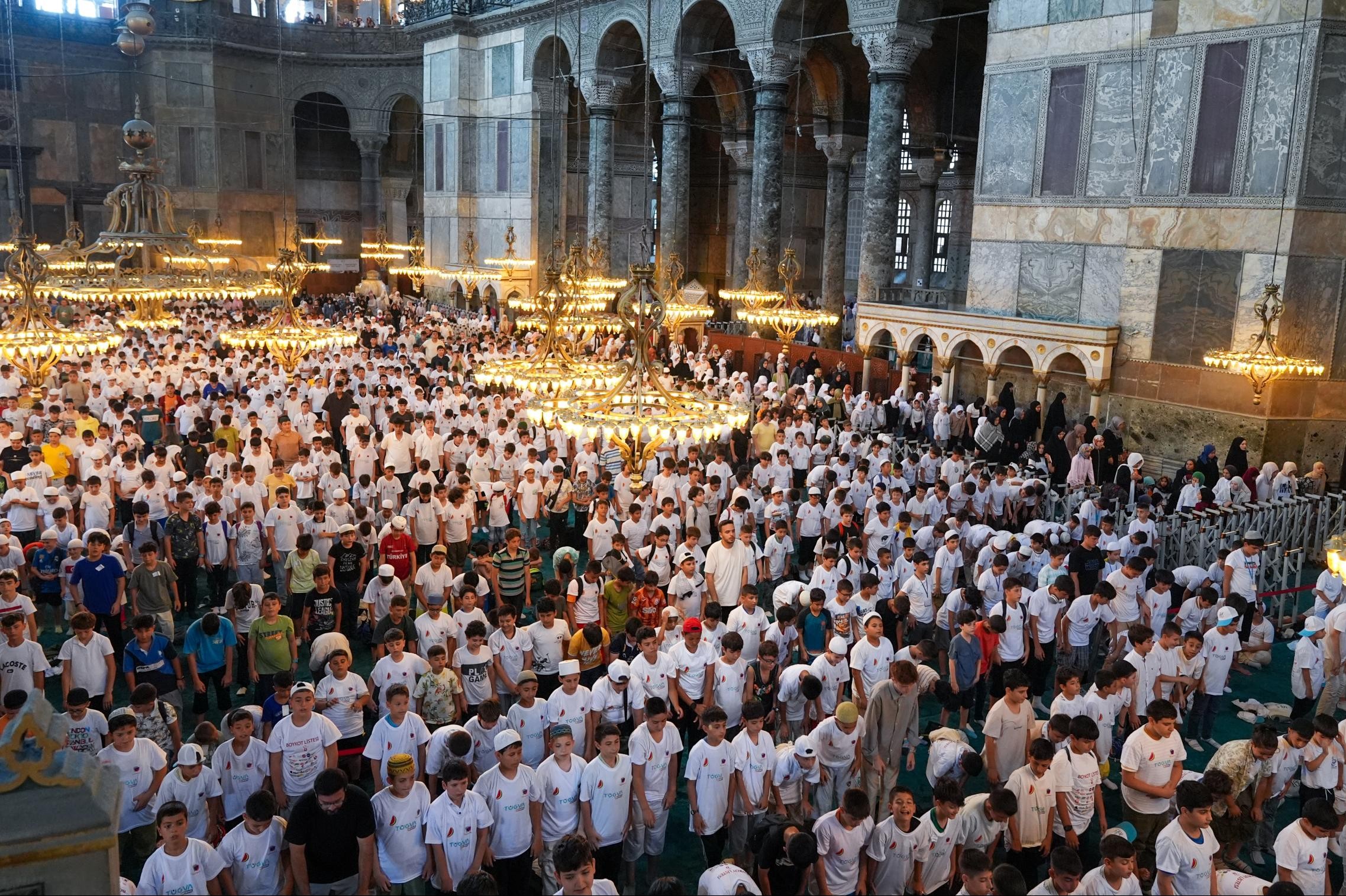 TÜGVA “4. Ayasofya buluşmaları” adıyla 208 ortaokuldan yaklaşık 7 bin öğrenci Ayasofya’ya topladı