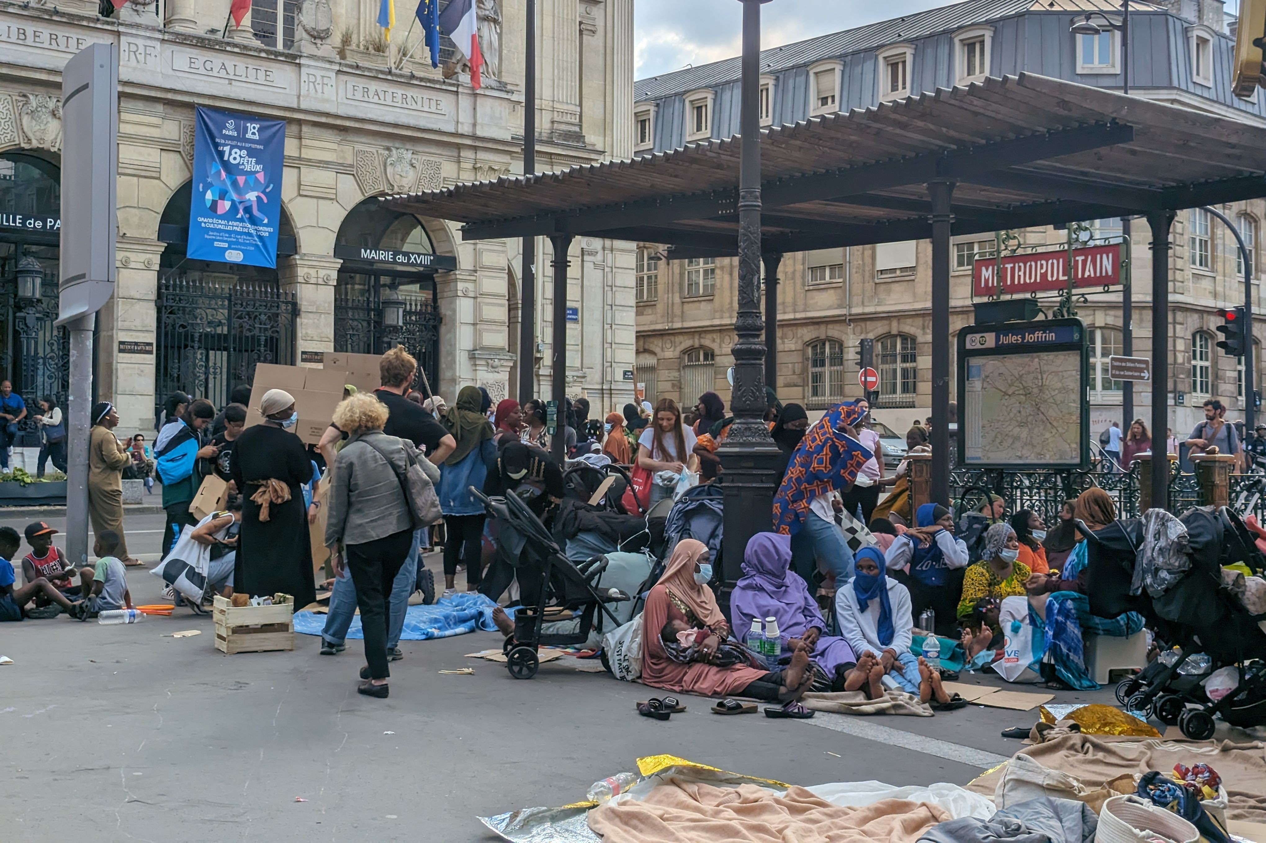 evsizler belediye önünde protesto düzenliyon