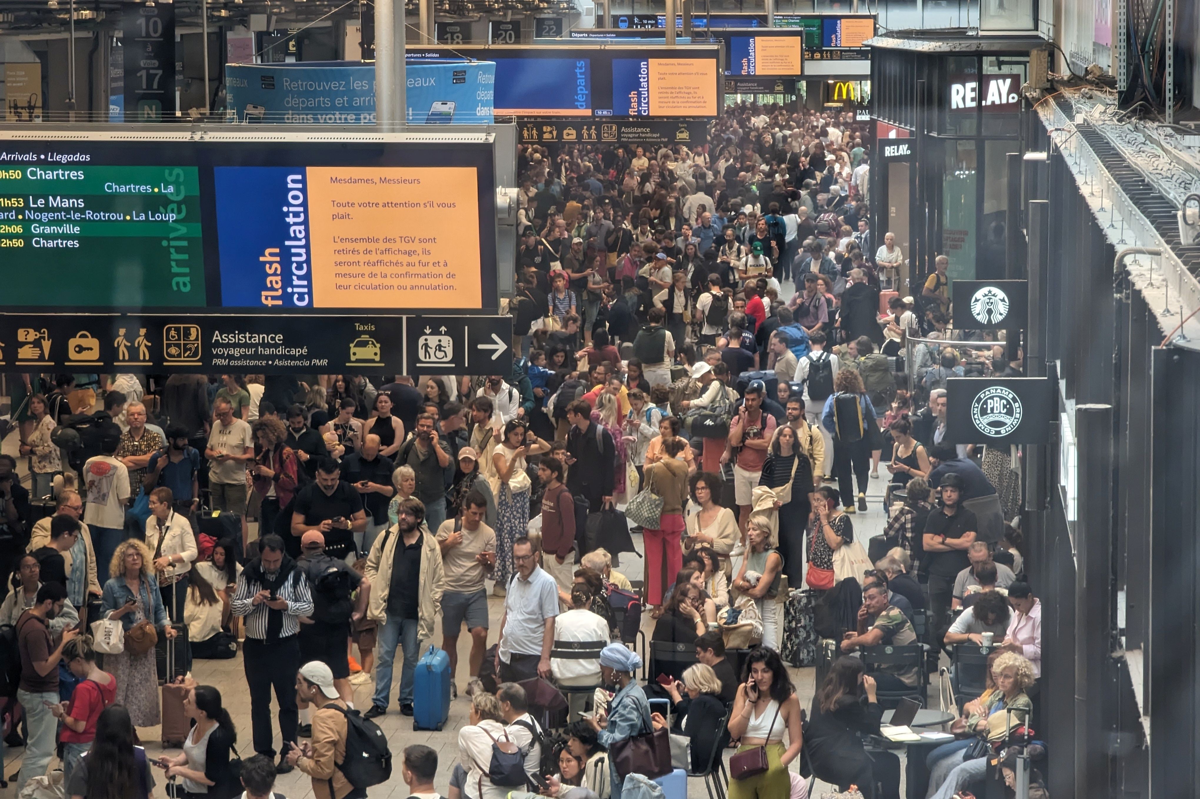 Tren istasyonunda kalabalık