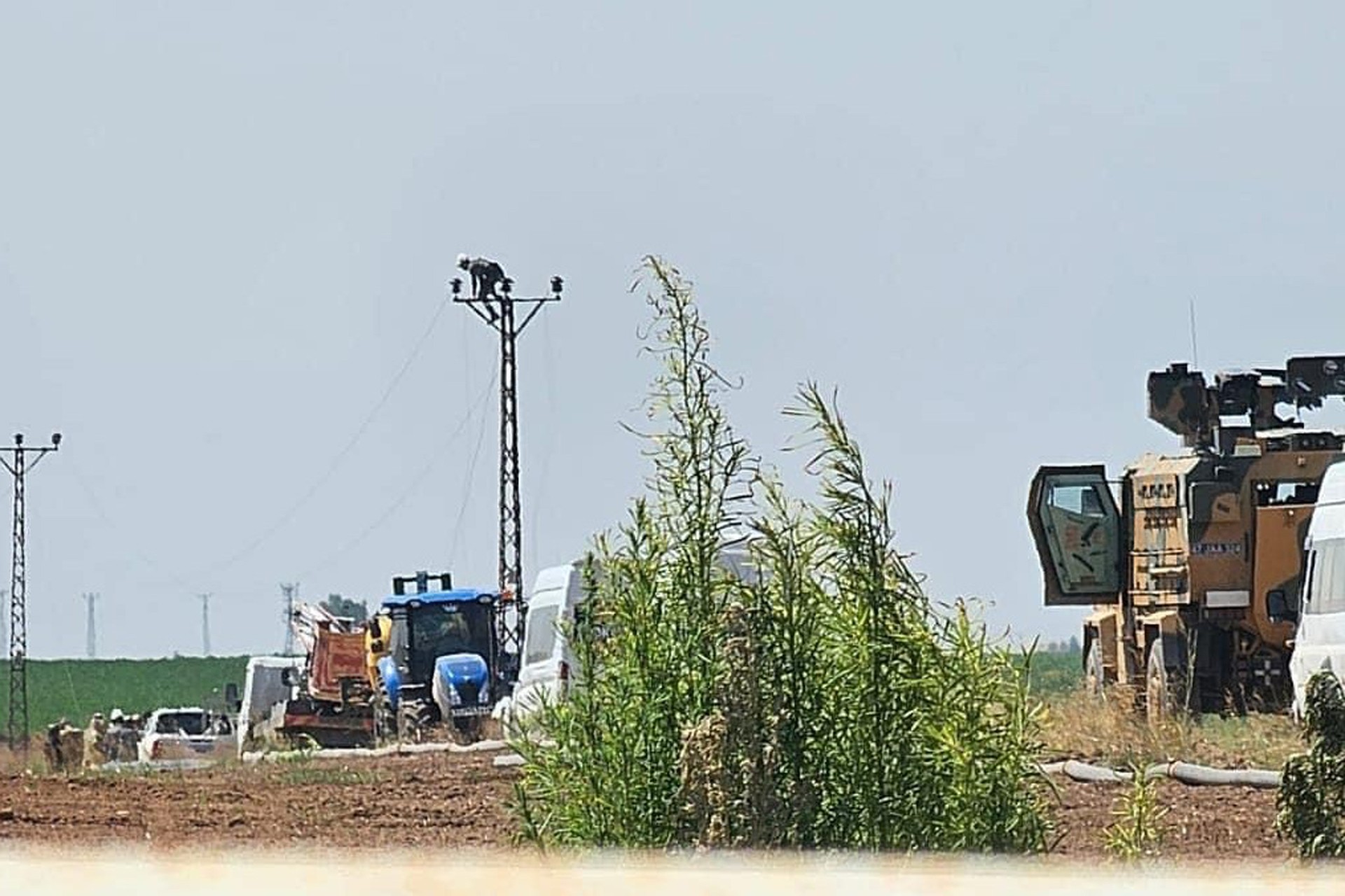 Derik’te köylüler DEDAŞ’ın elektrik trafolarını sökmesine tepki gösterdi 