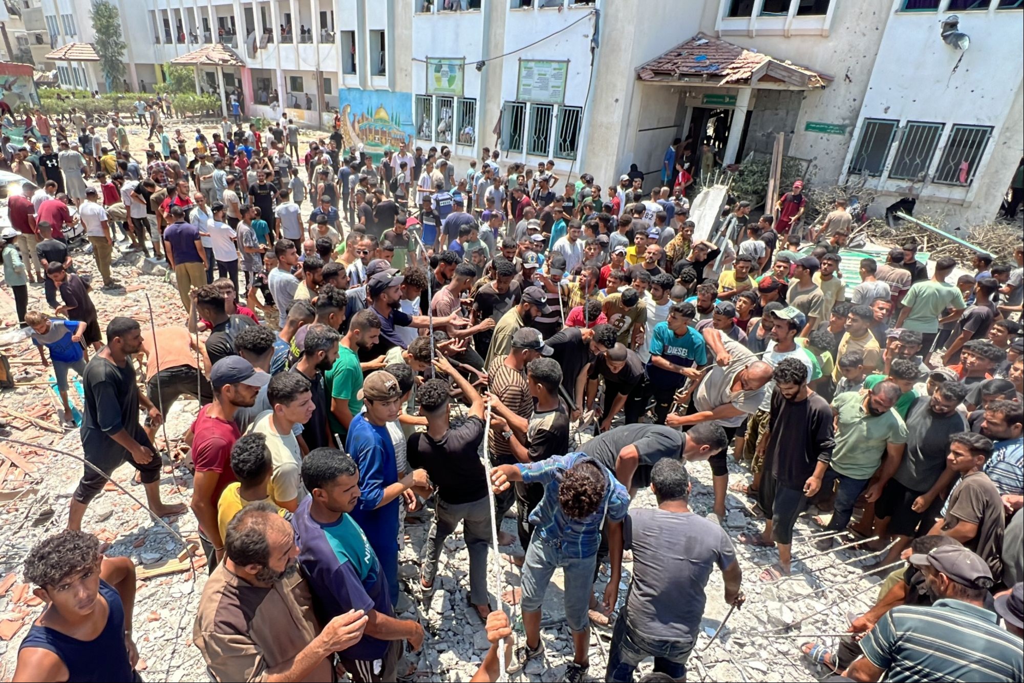  İsrail'in Deyr Belah'te bir sahra hastanesini bombalaması sonucu 31 kişi öldü.