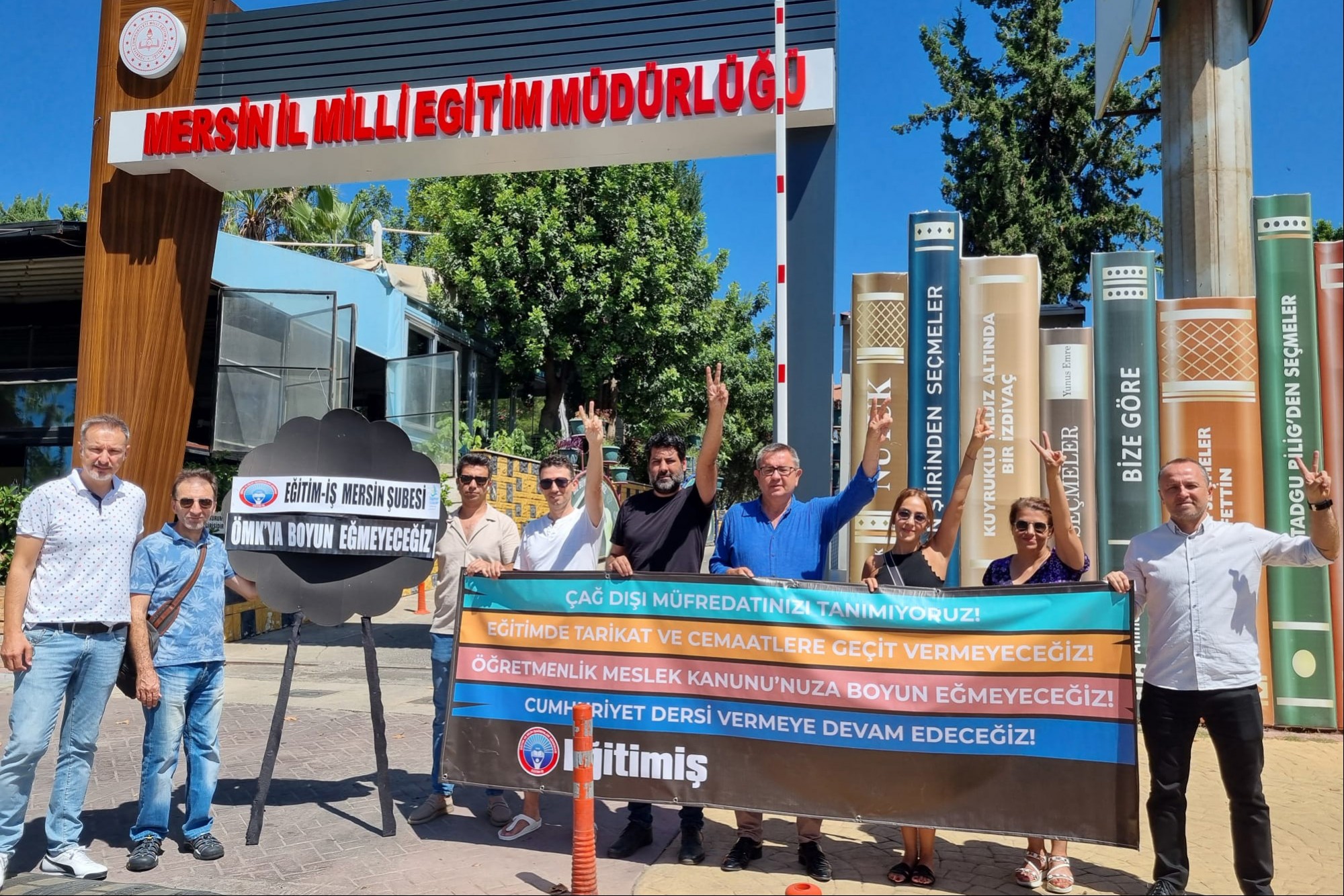 Eğitim İş Mersin İl Milli Eğitim Müdürlüğü önünde açıklama yaptı 