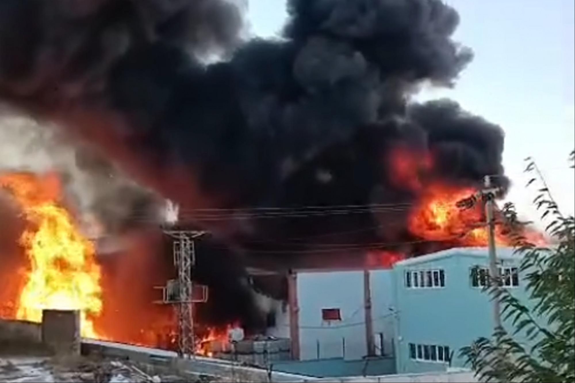 Tekirdağ'da parfüm fabrikasında çıkan yangın.