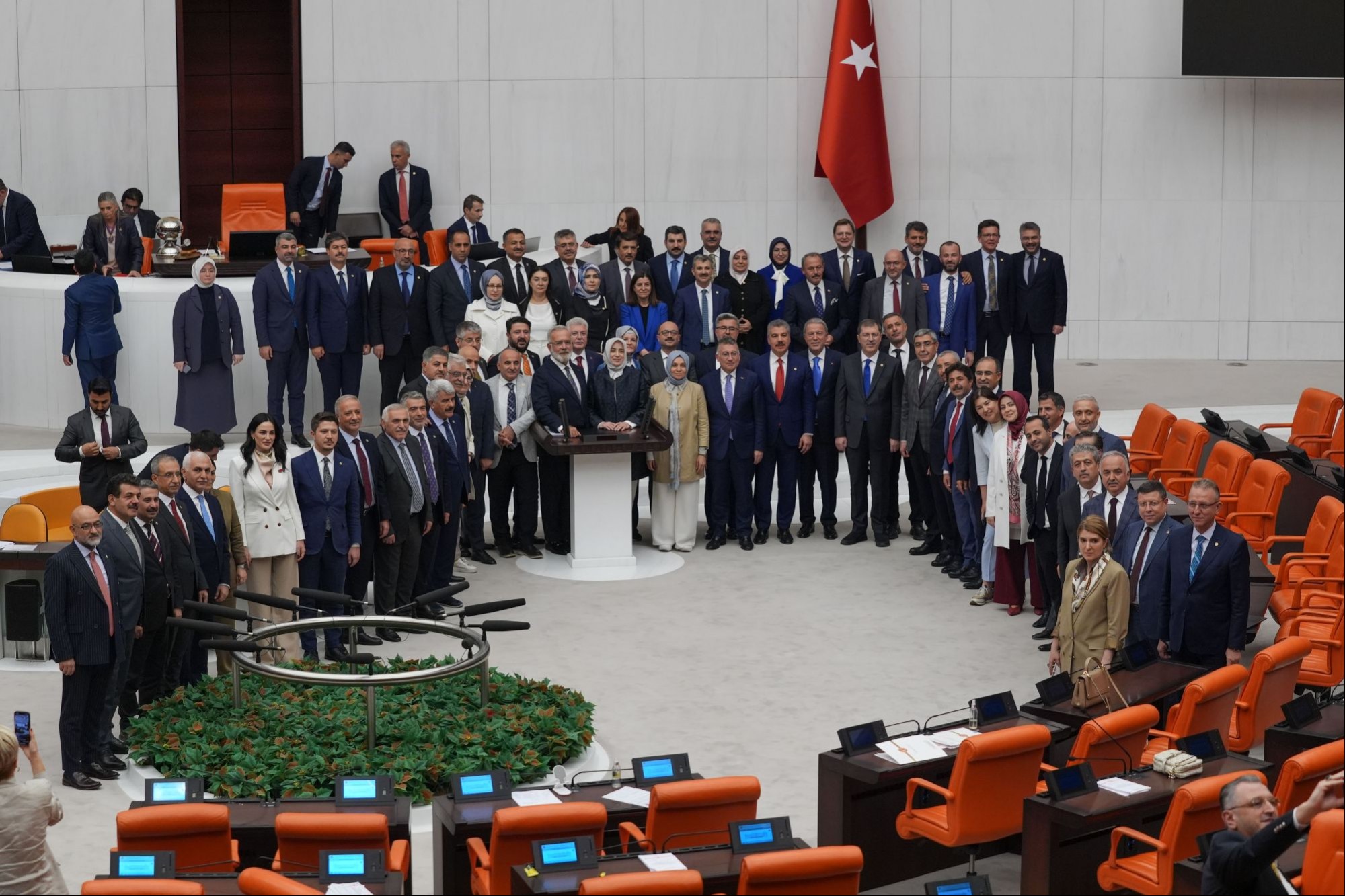 Sokak hayvanlarıyla ilgili kanun teklifinin kabul edildikten sonra Mecliste verilen poz.