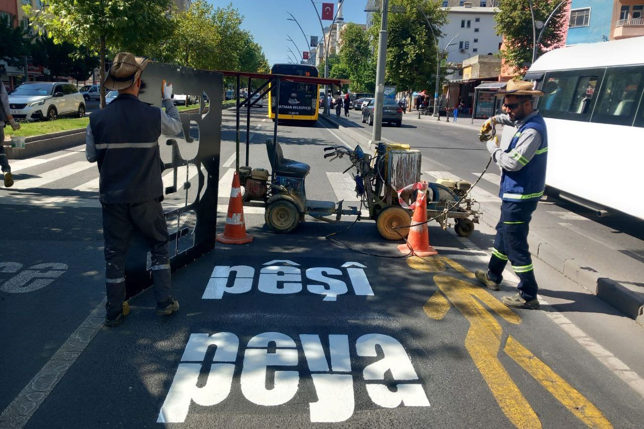 Kürtçe trafik uyarısı tekrar yazılırken