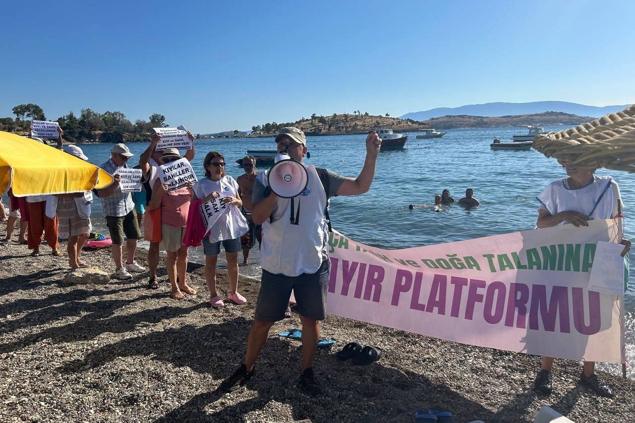 Foça'da düzenlenen kıyılar halkındır eylemi.