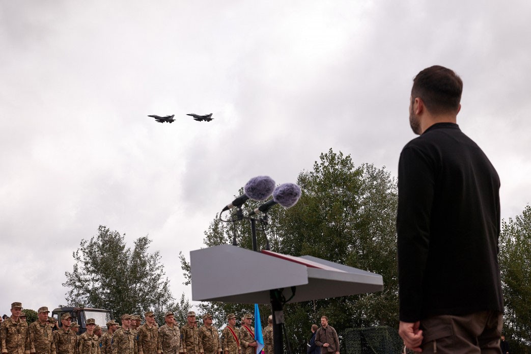 Ukrayna Devlet Başkanı Volodimir Zelenskiy, F-16'lara bakarken