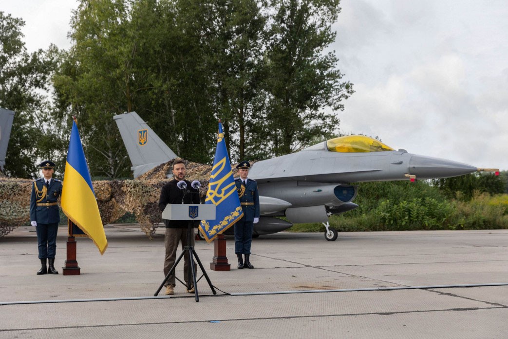 Ukrayna Devlet Başkanı Volodimir Zelenskiy, F-16'ların önünde