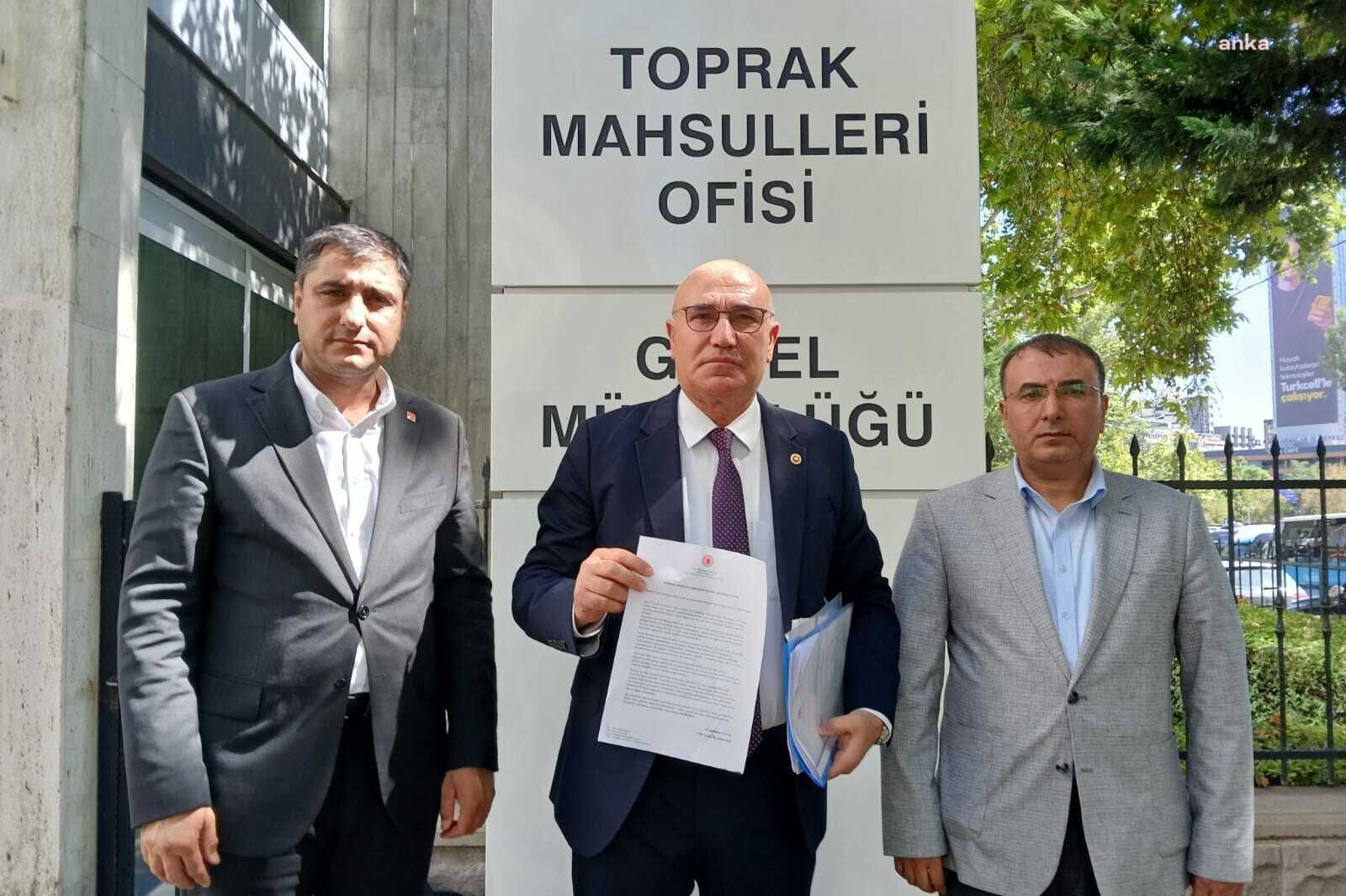 Mahmut Tanal Toprak Mahsulleri Ofisi önünde